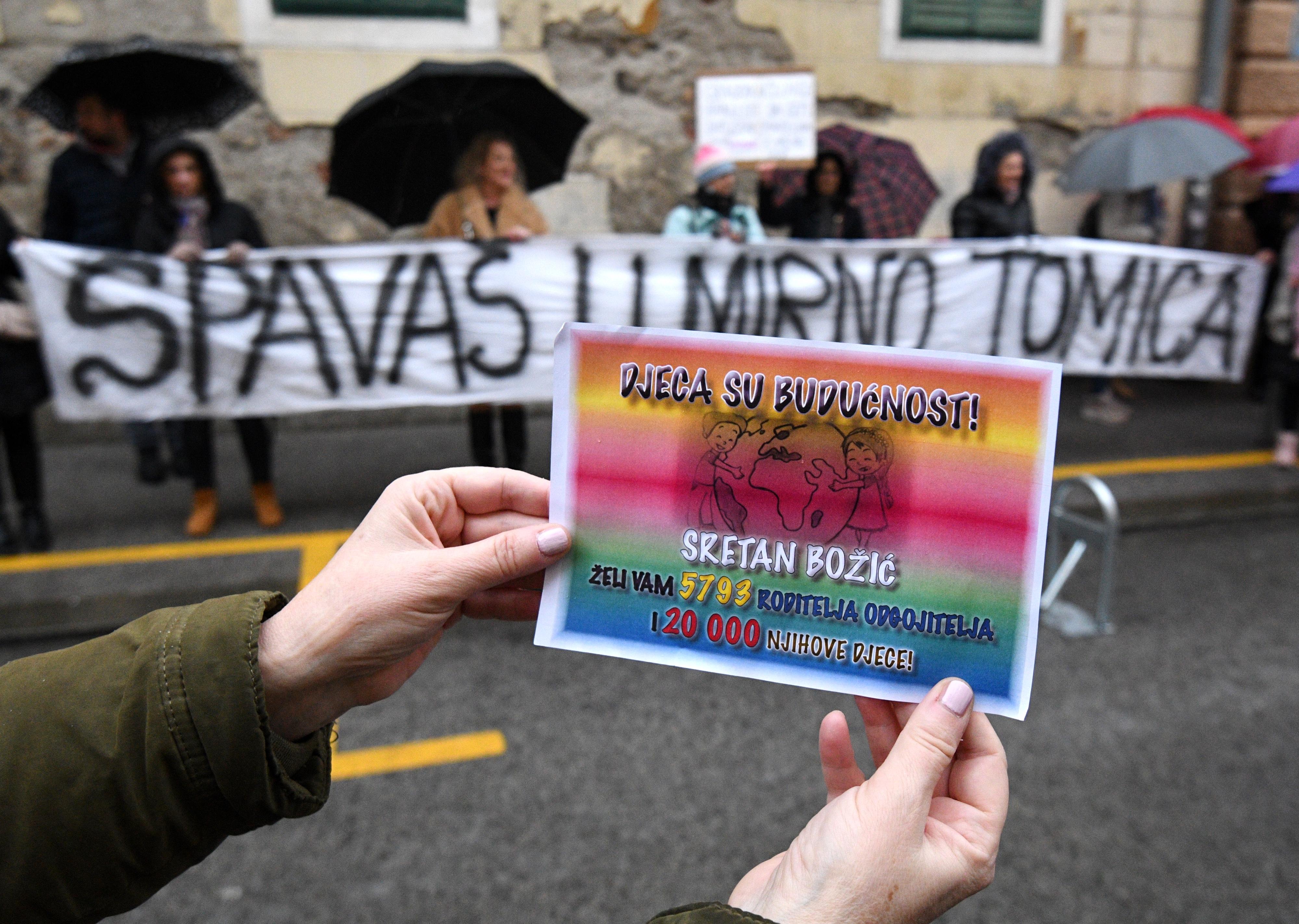 Zagreb: Prosvjed roditelja odgajatelja ispred Gradske skupštine zbog najave modificiranja te mjere