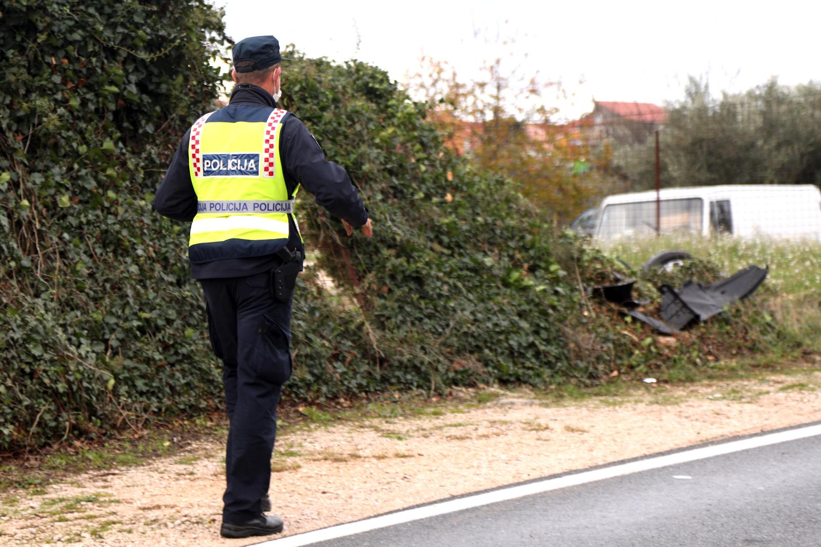 Šibenik: Na vrpoljačkoj cesti došlo do prevrtanja osobnog automobila