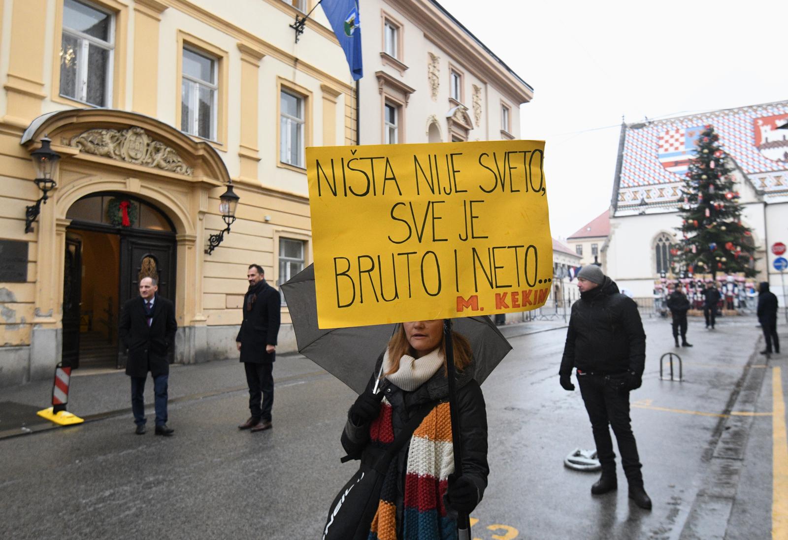 Zagreb: Prosvjed roditelja odgajatelja ispred Gradske skupštine zbog najave modificiranja te mjere
