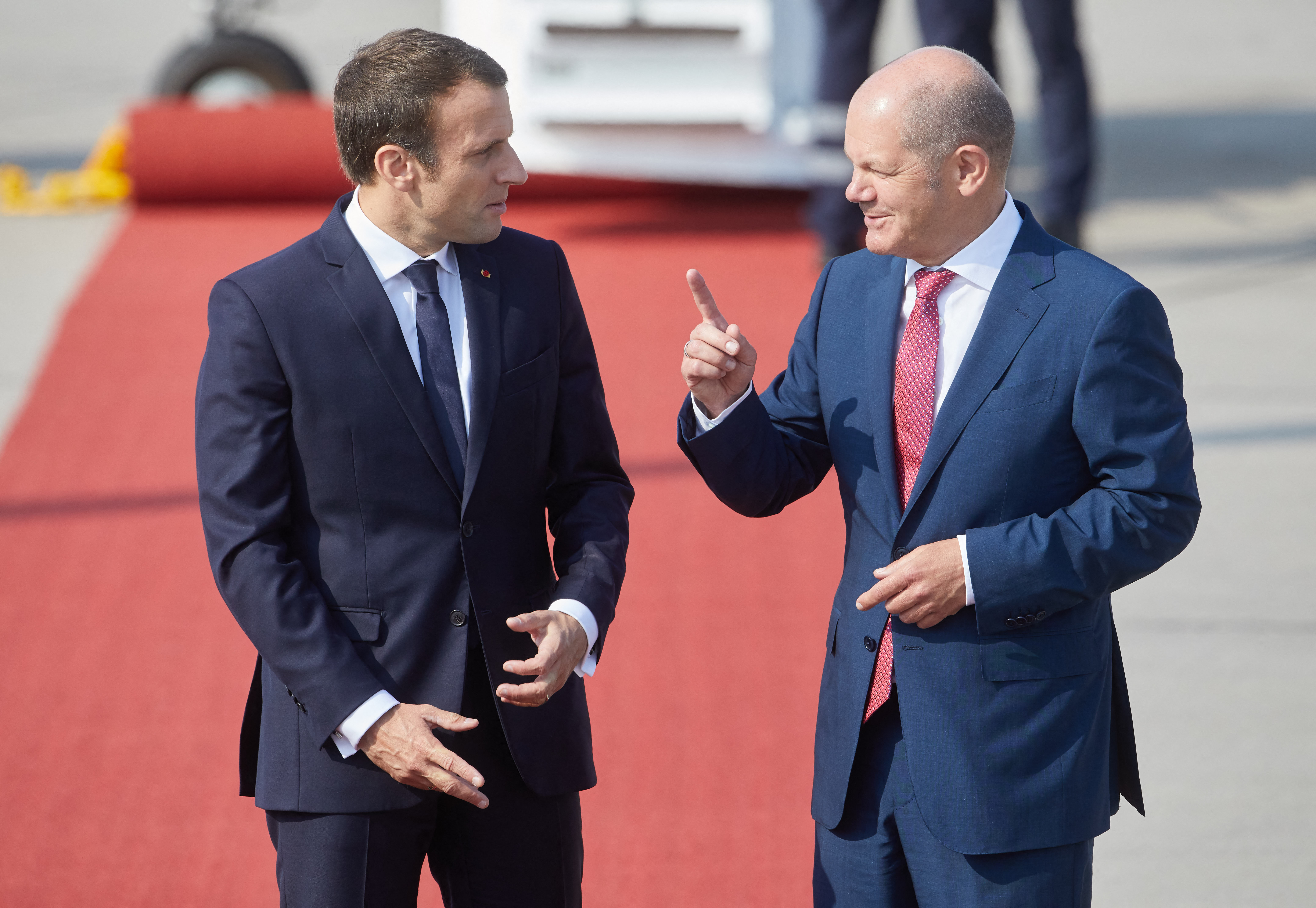 emmanuel macron, olaf scholz,