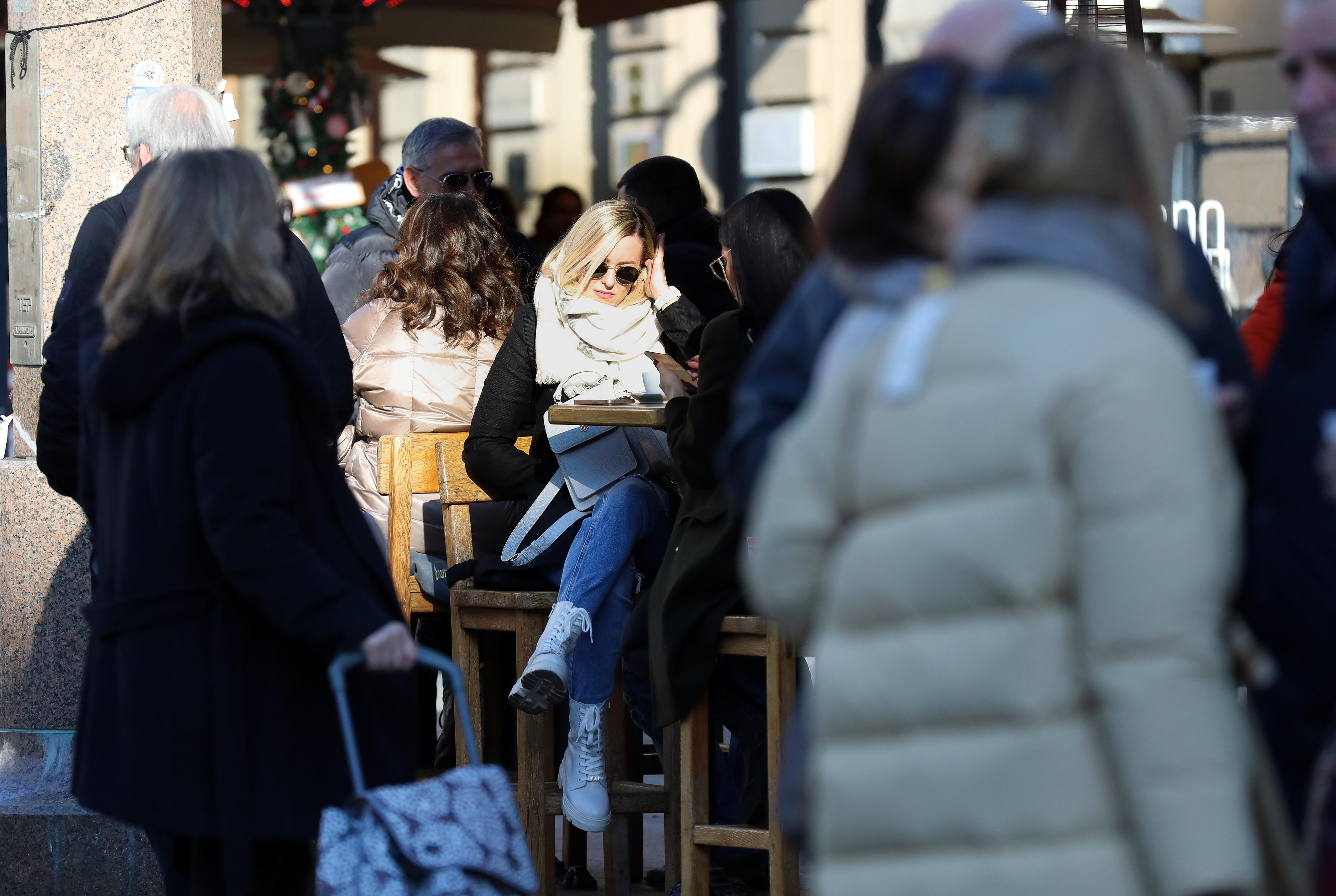 Zagreb: Građani bezbrižno šetaju gradom