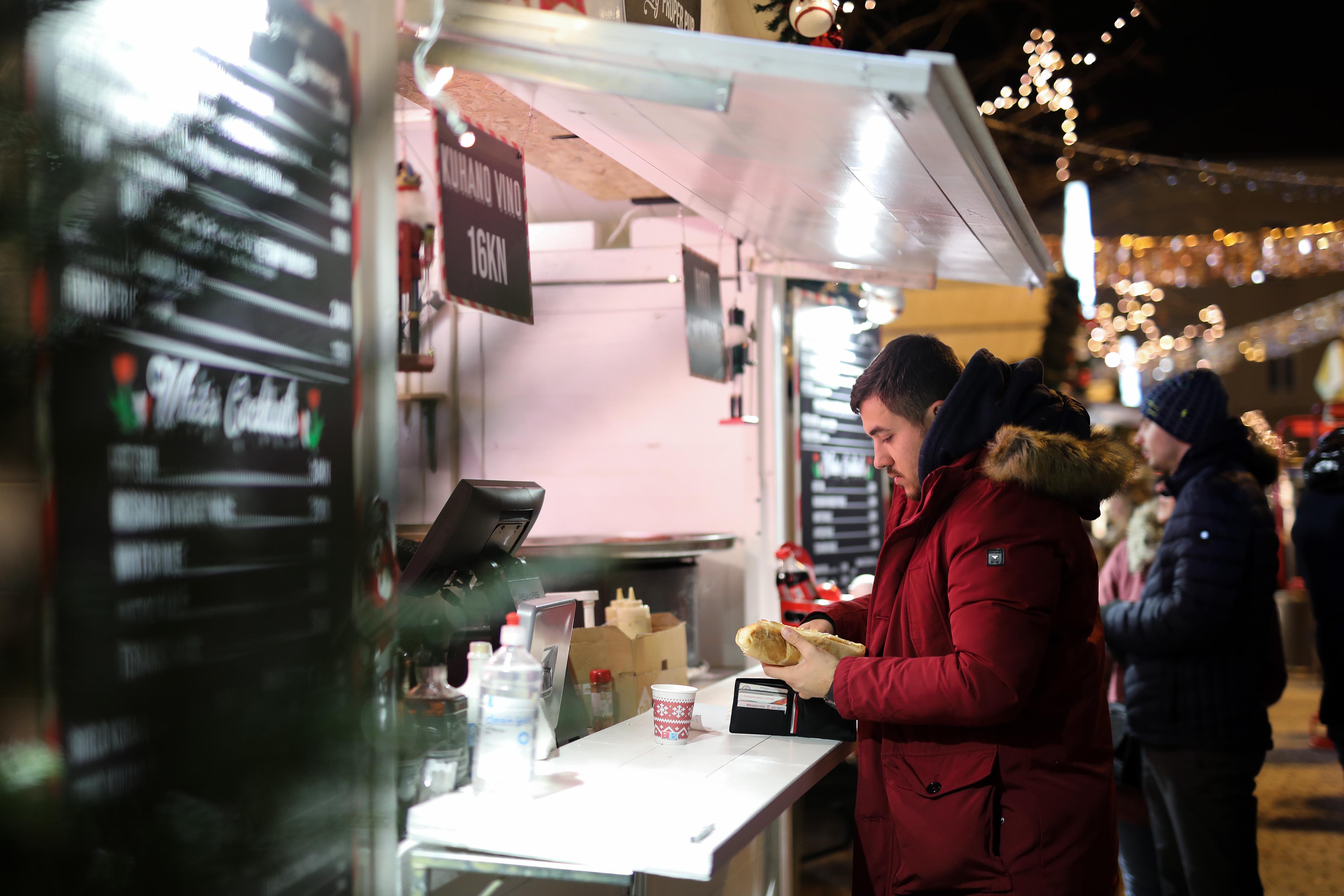 Gastronomska ponuda na Adventu, advent, ugostitelji, adventska kućica, cijene, ljudi, blagdani