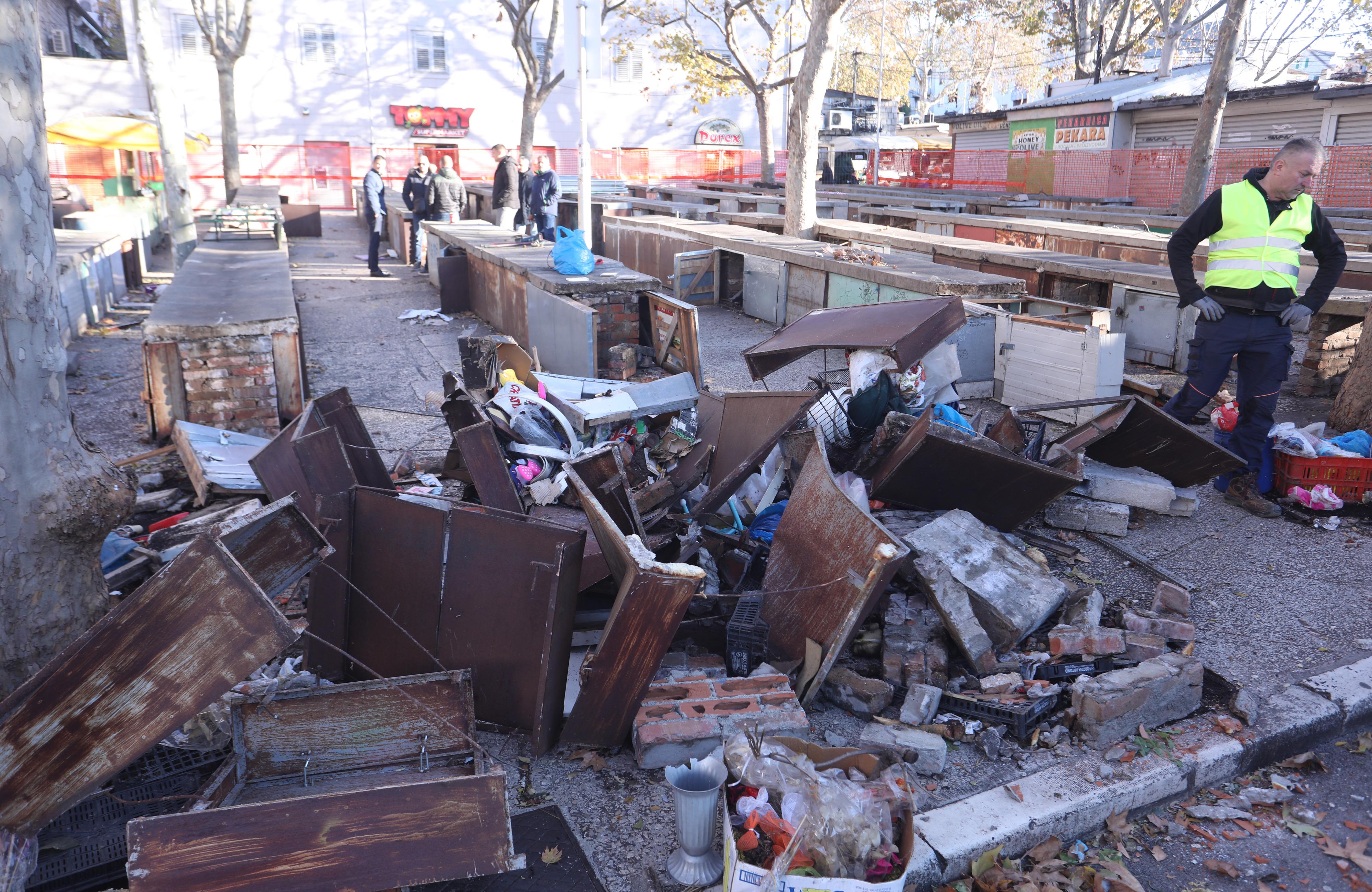 Split: Rušenjem i uklanjanjem betonskih elemenata počeli radovi na uređenju gradske tržnice
