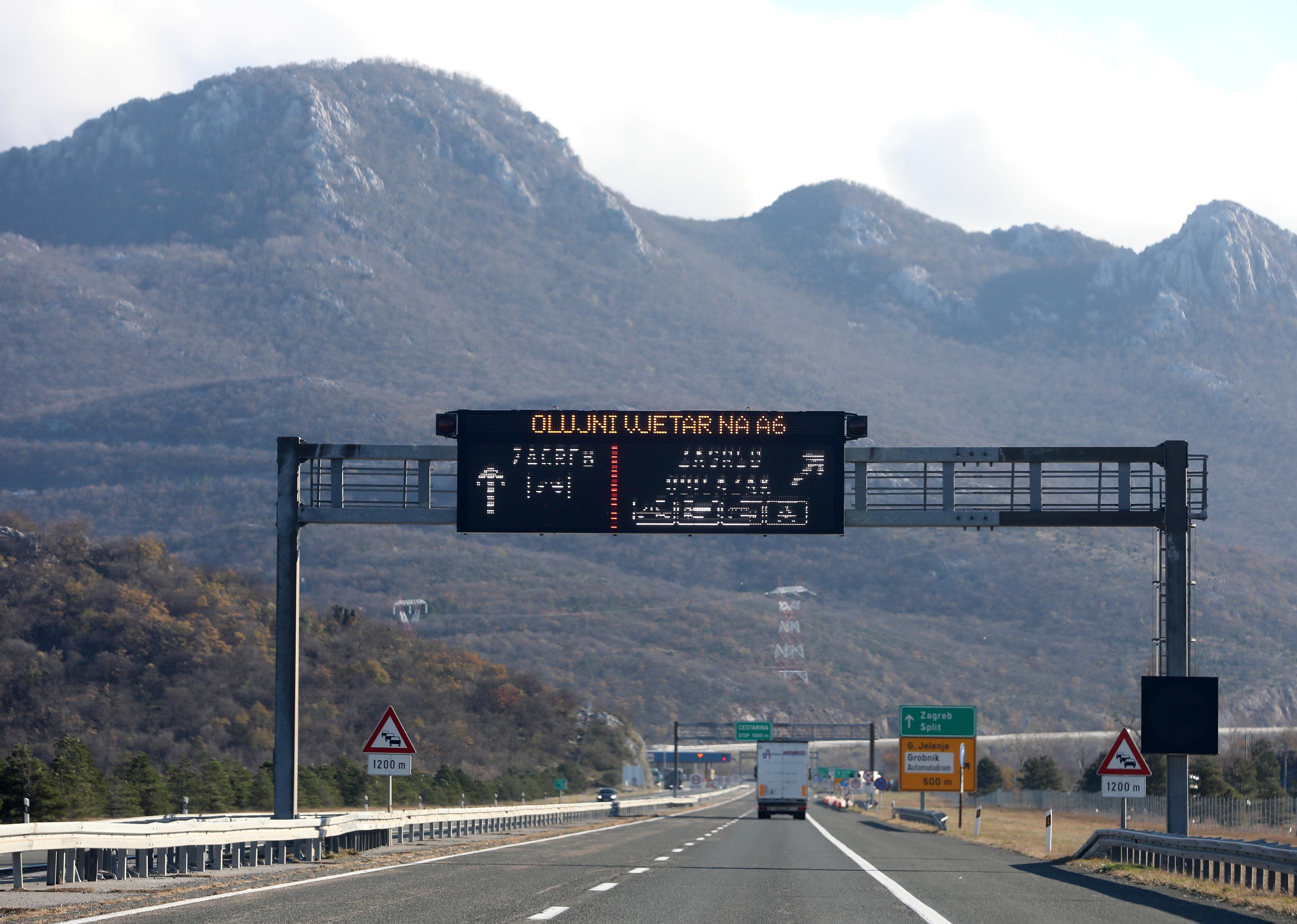 Rijeka: Olujni vjetar otežava promet na autocesti