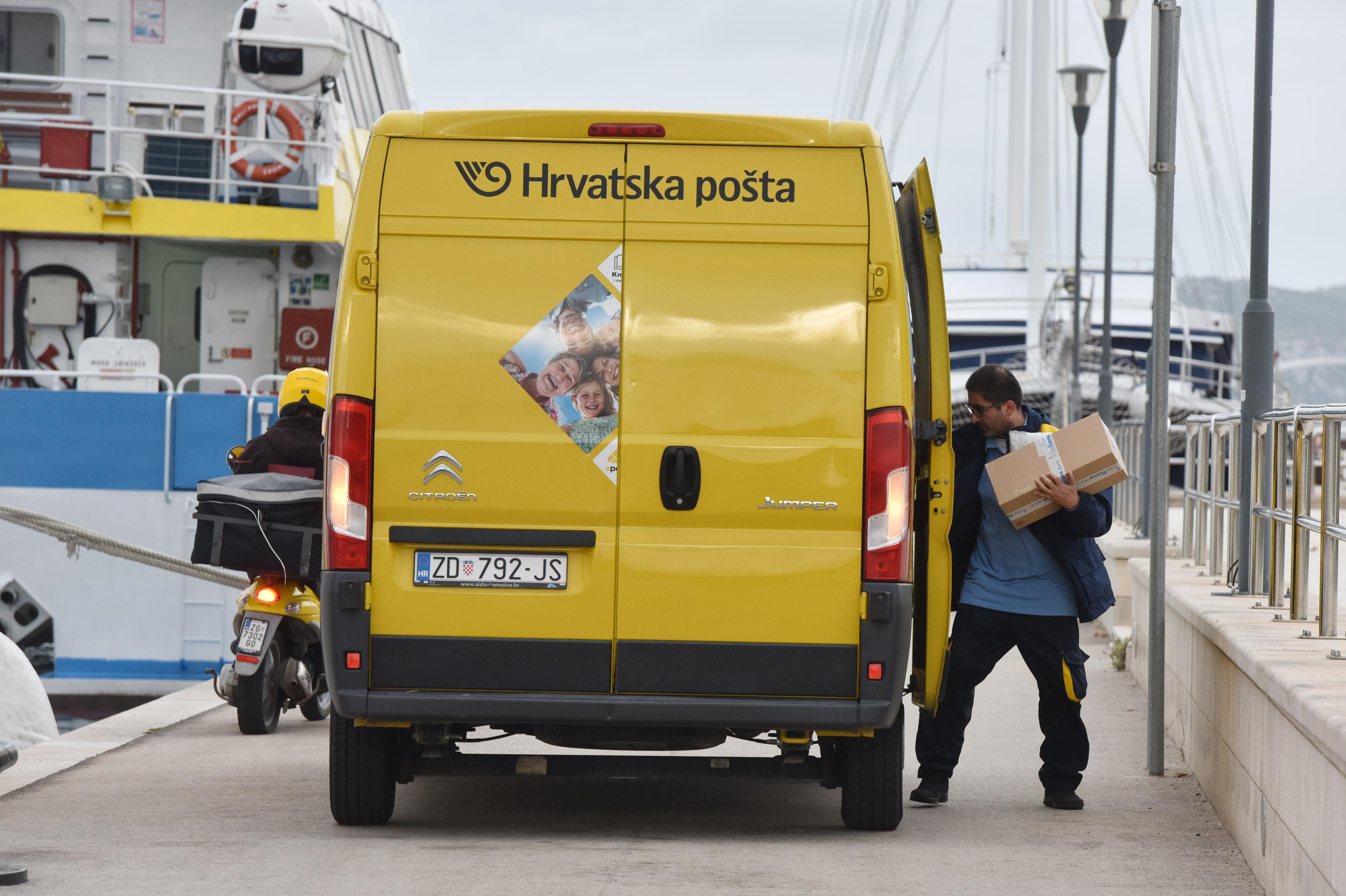 poštar, hrvatska pošta, pošta, dostava
