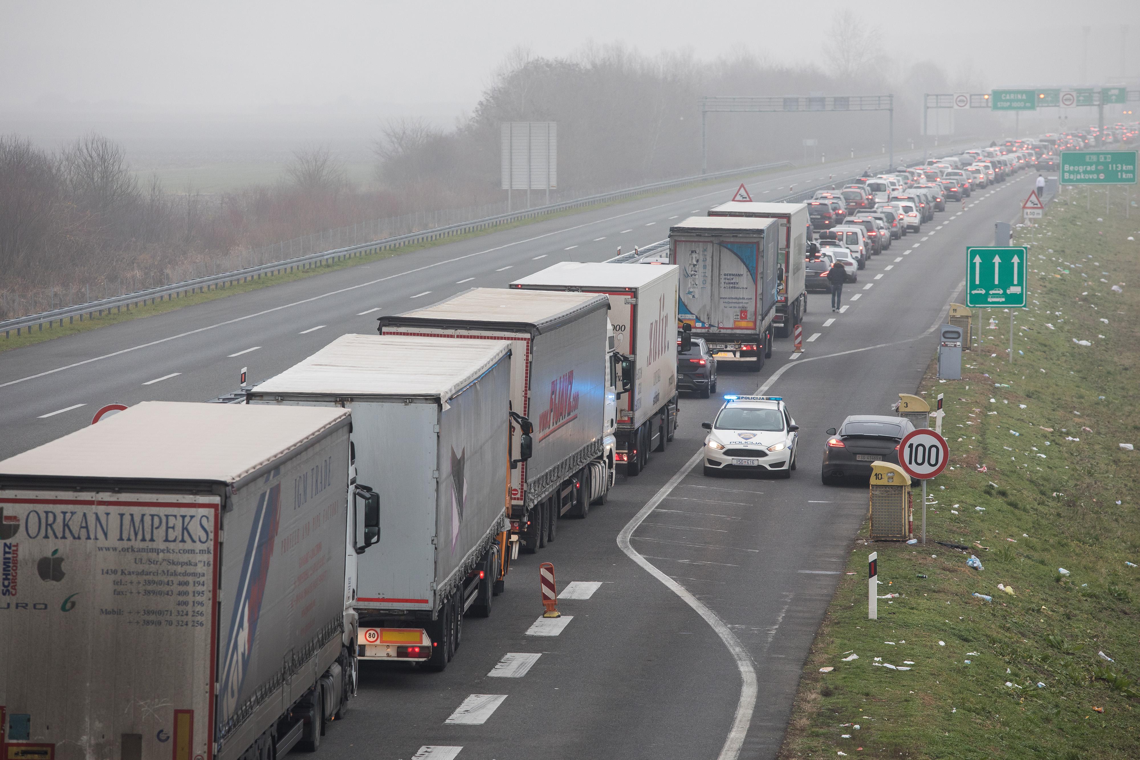 Satima se čeka na graničnom prijelazu Bajakovo na izlazu iz zemlje prema Srbiji