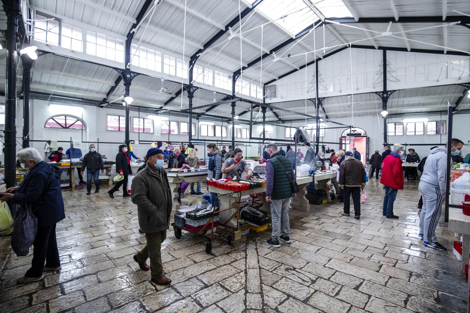 Brojni Splićani na ribarnici kupuju svježu ribu pred Badnjak