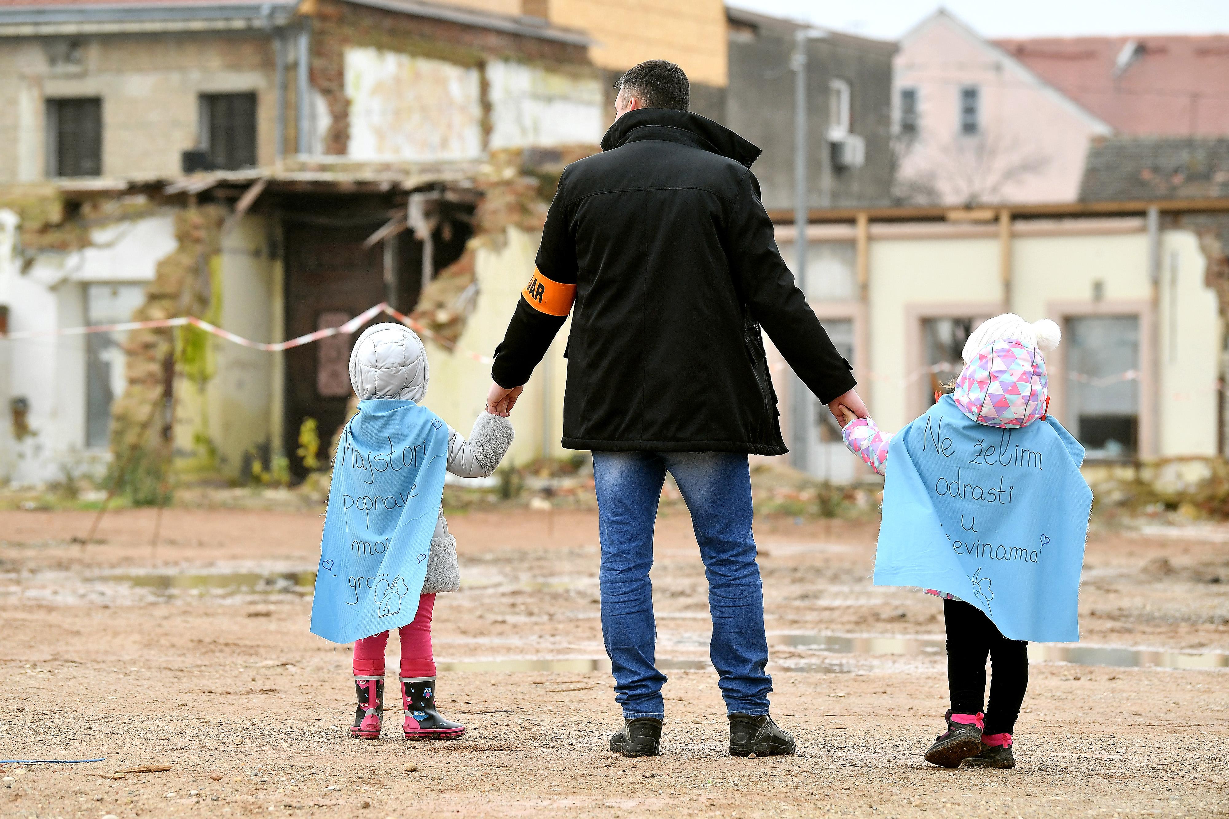 Petrinjci dočekali Plenkovića s transparentima, dali mu do znanja da nije dobrodošao
