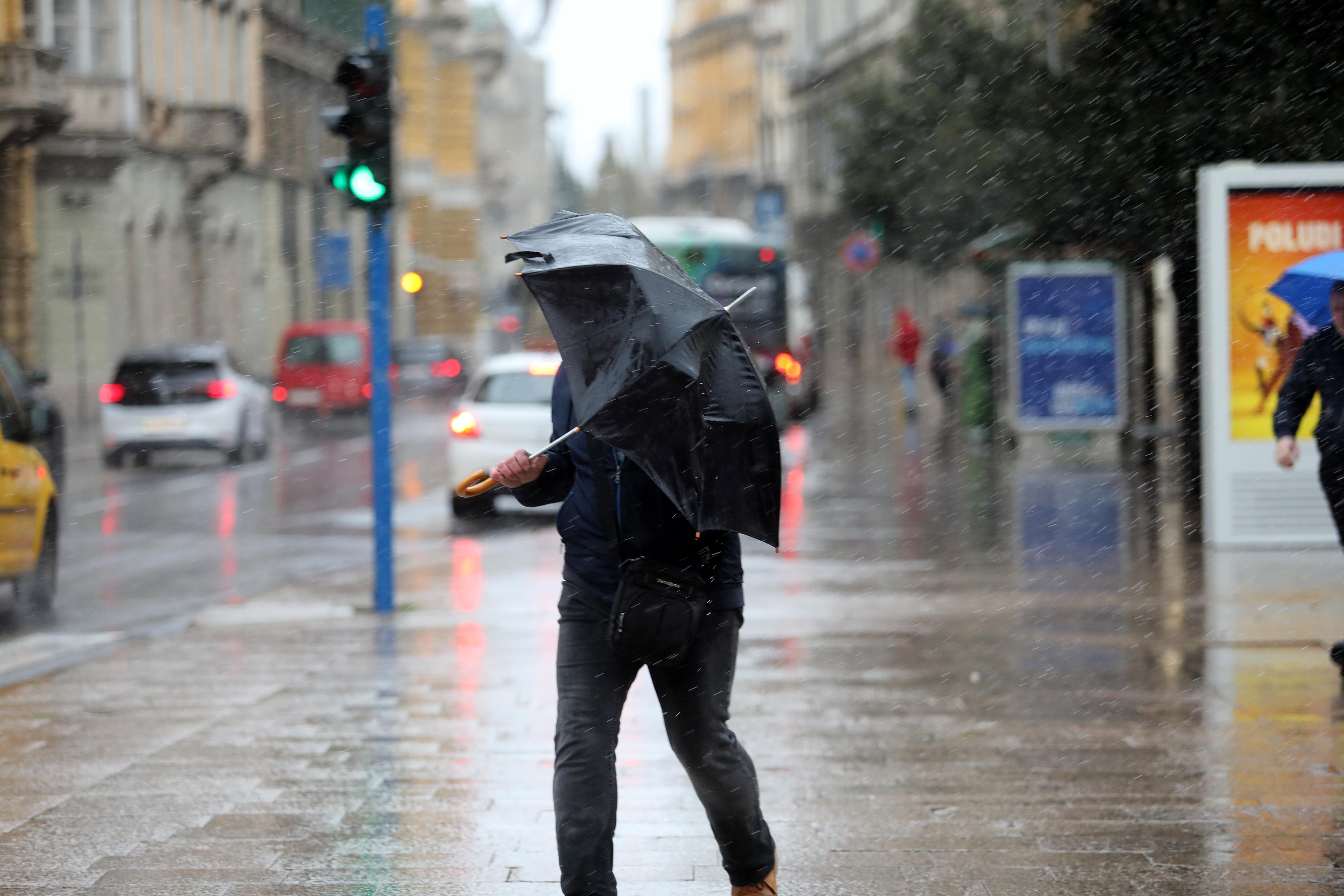 Kiša sa susnježicom od jutra u Rijeci