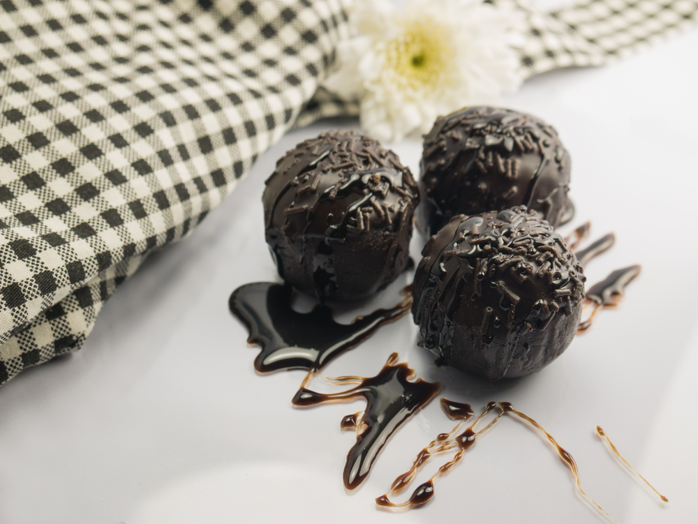 Chocolate,Ball,And,Chocolate,Cream