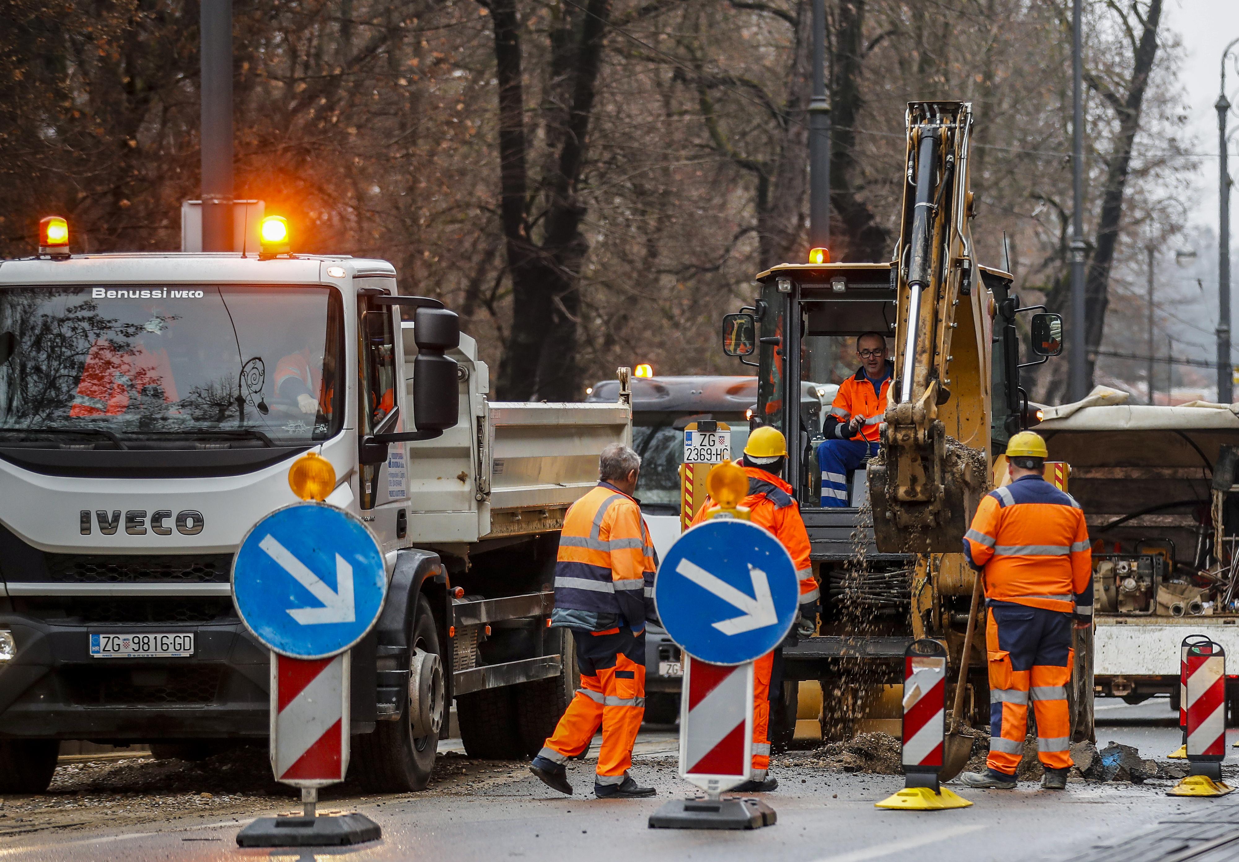 Zagreb: Radnici saniraju puknutu cijev na Ribnjaku
