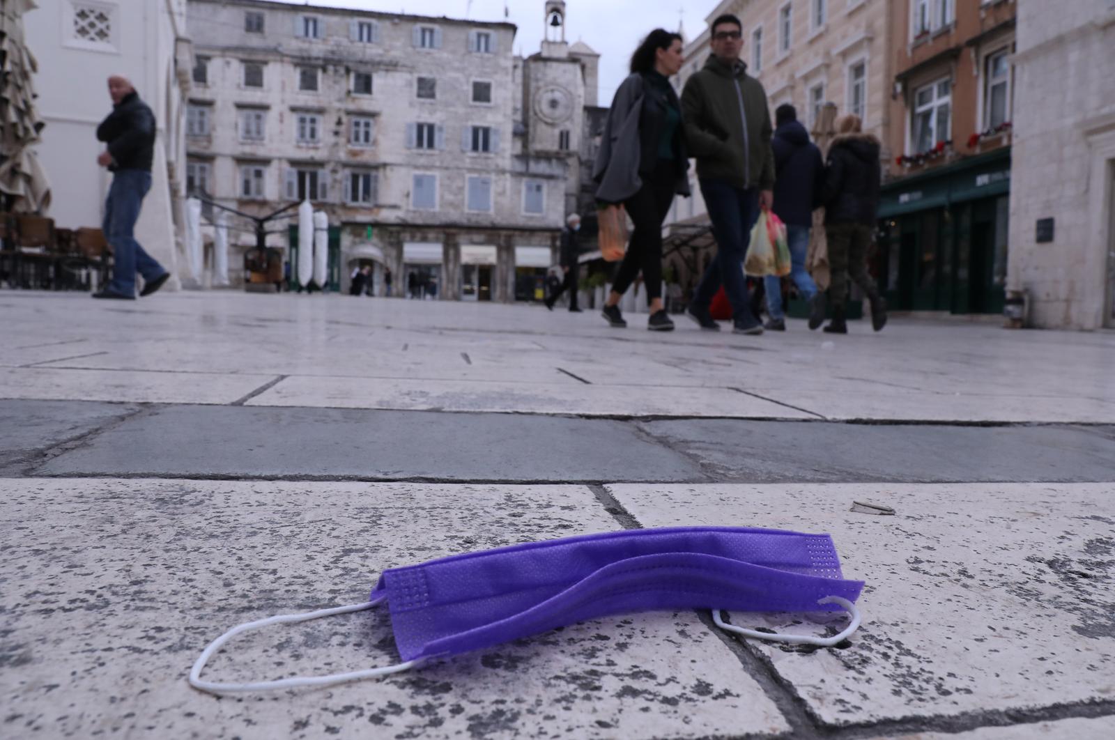 Split: Prolaskom blagdana i povećanjem broja oboljelih od covida-19 vidljivo se smanjio broj građana na ulici