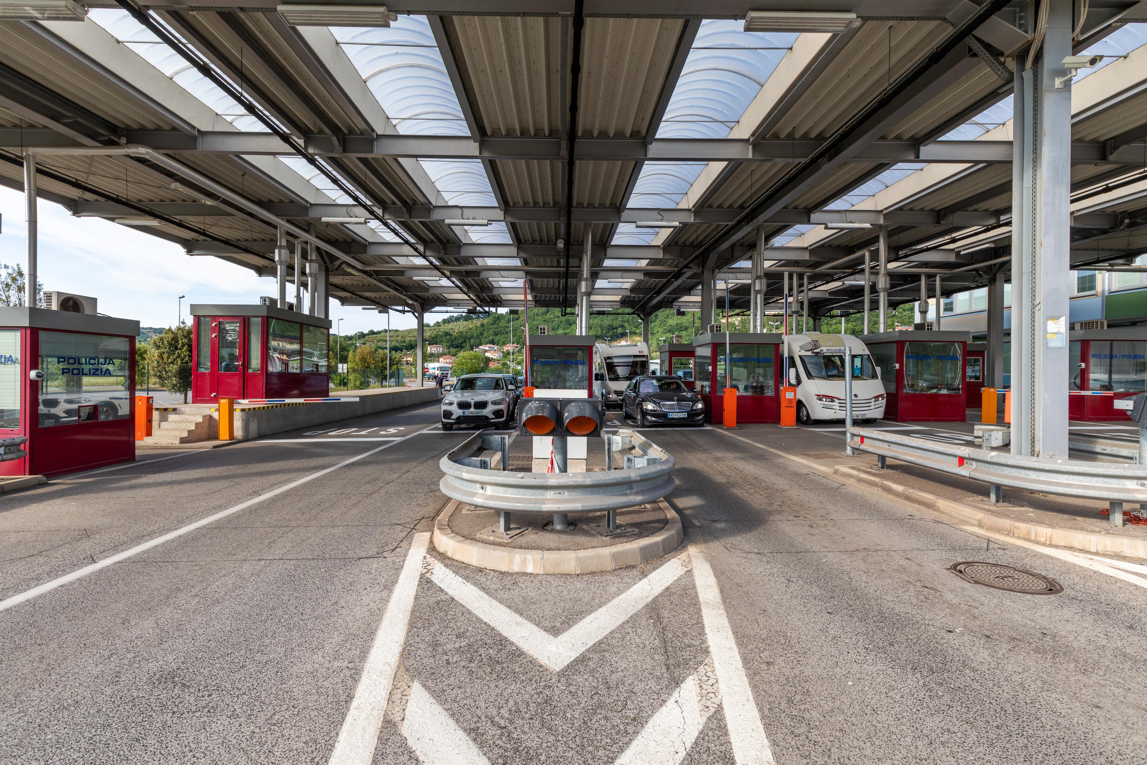 Strani džavljani ulaze u RH na graničnom prijelazu Kaštel