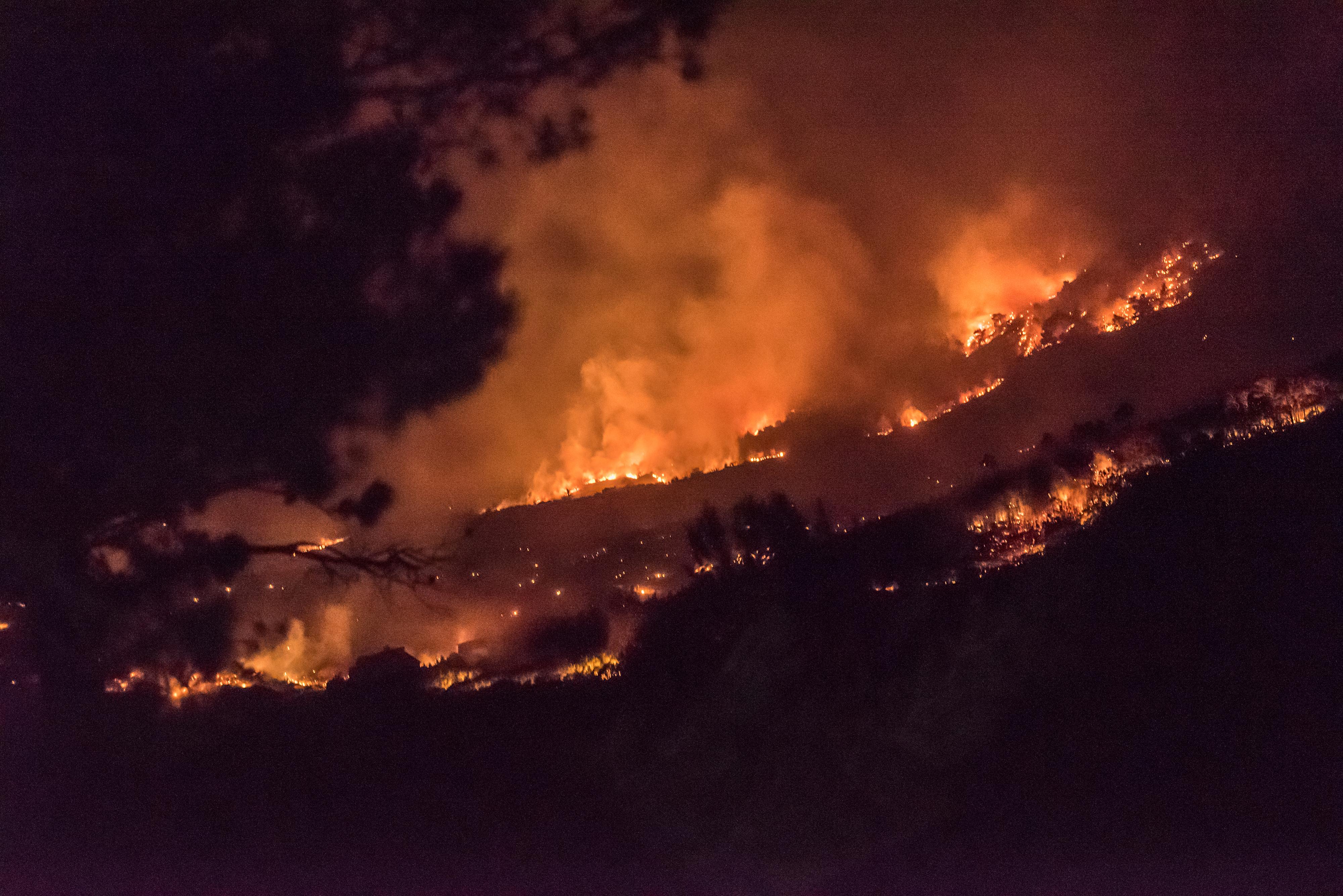 Velik požar planuo je u Lokvi Rogoznici te se širi nošen jakom burom