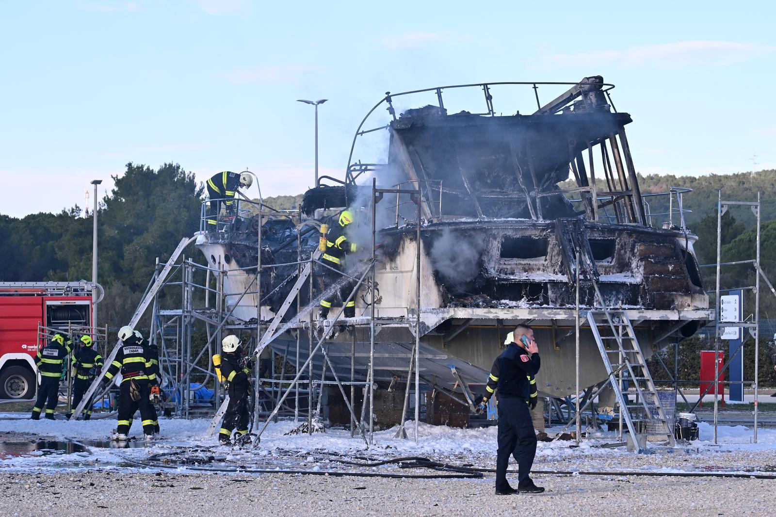 Sukošan: Izbio požar na 20-metara dugoj jahti