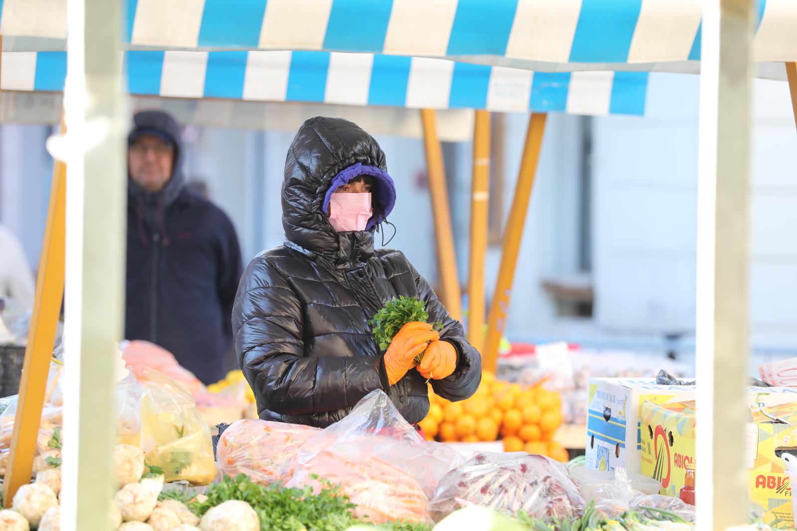 Rijeka: Jaka bura otežava život trgovcima i kupcima na gradskoj tržnici