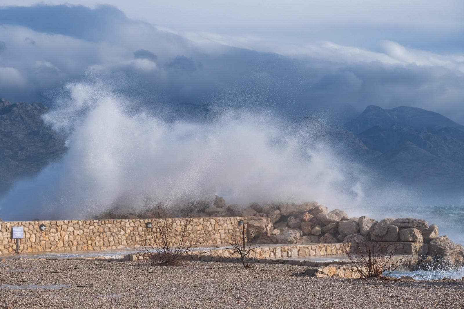 Orkanska bura diže velike valove u Ražancu
