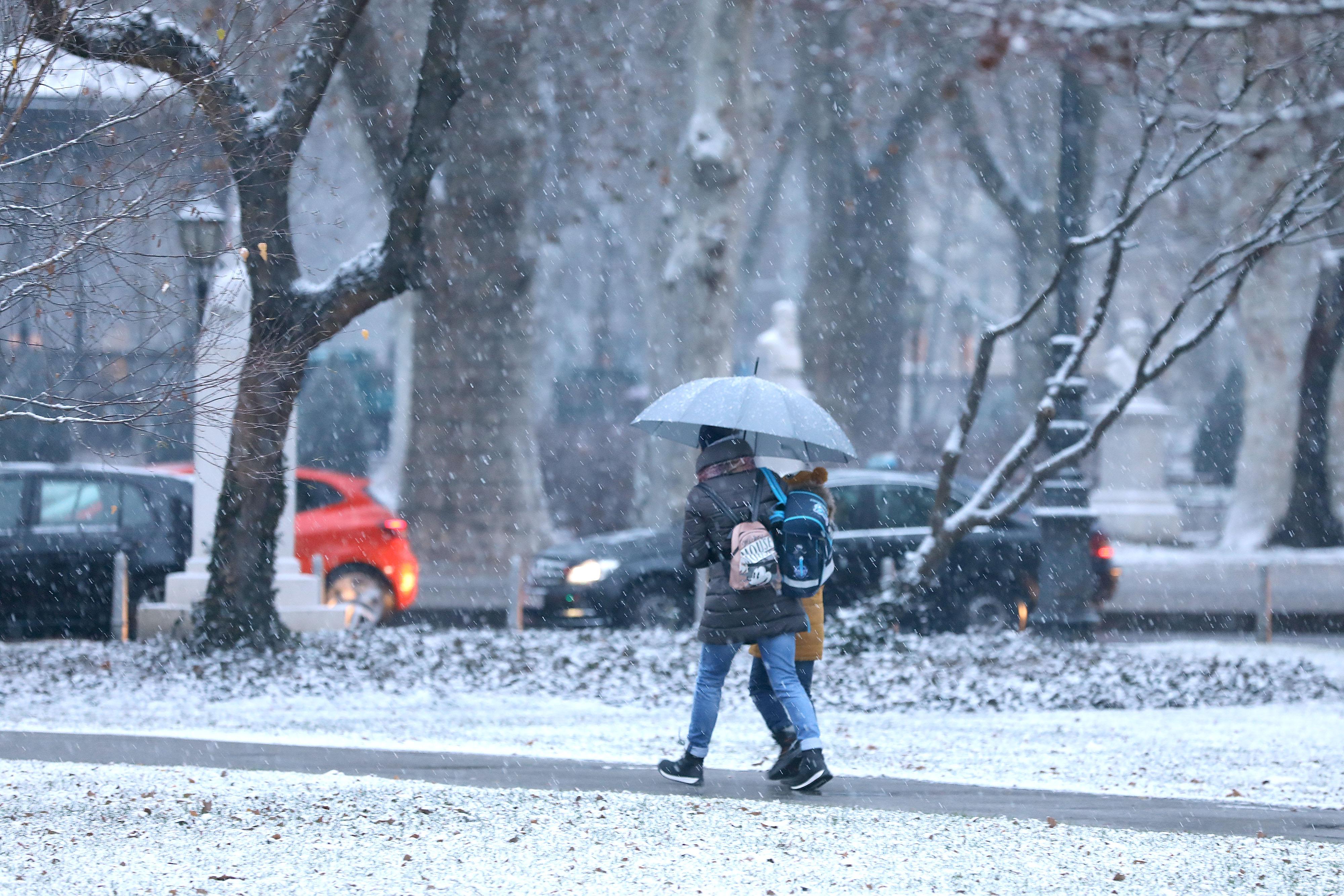 Zagreb: Građani u centru grada koji je prekriven snježnim pokrivačem