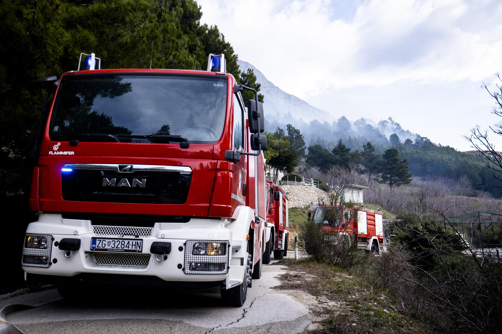 Vatrogasci gase veliki požar koji je sinoć planuo u Lokvi Rogoznici