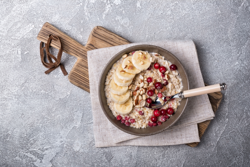 Top,View,Of,Oatmeal,With,Fresh,Cranberry,,Hazelnuts,And,Banana
