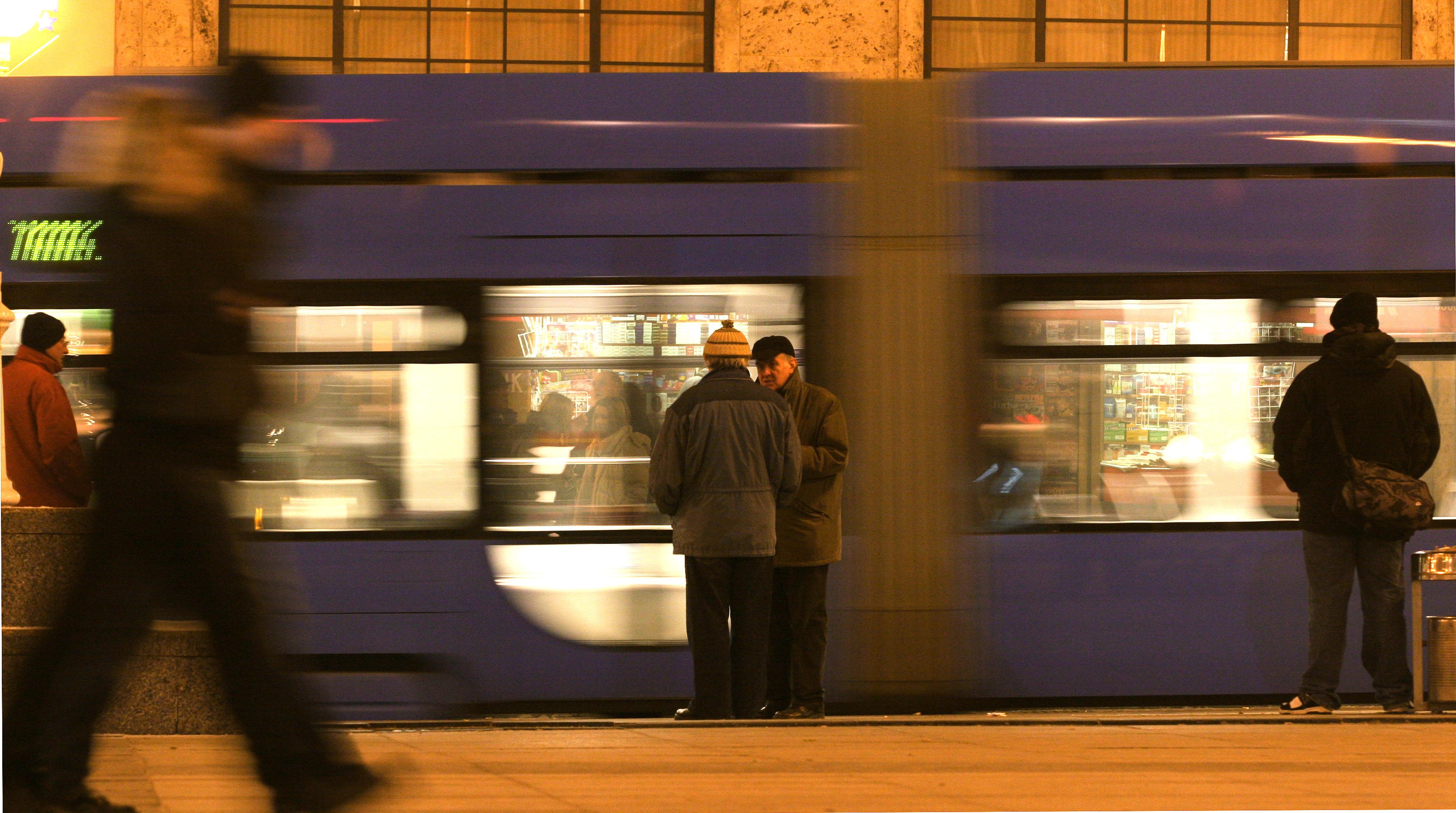 Zagreb, noć, tramvaj