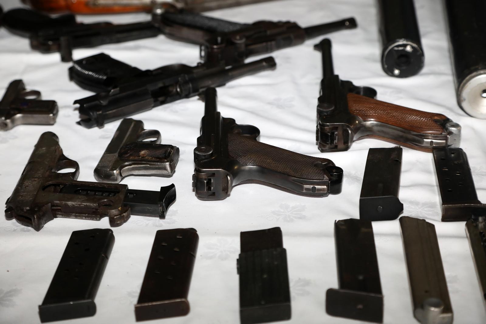 oružje, zapljena oružja, pištolji