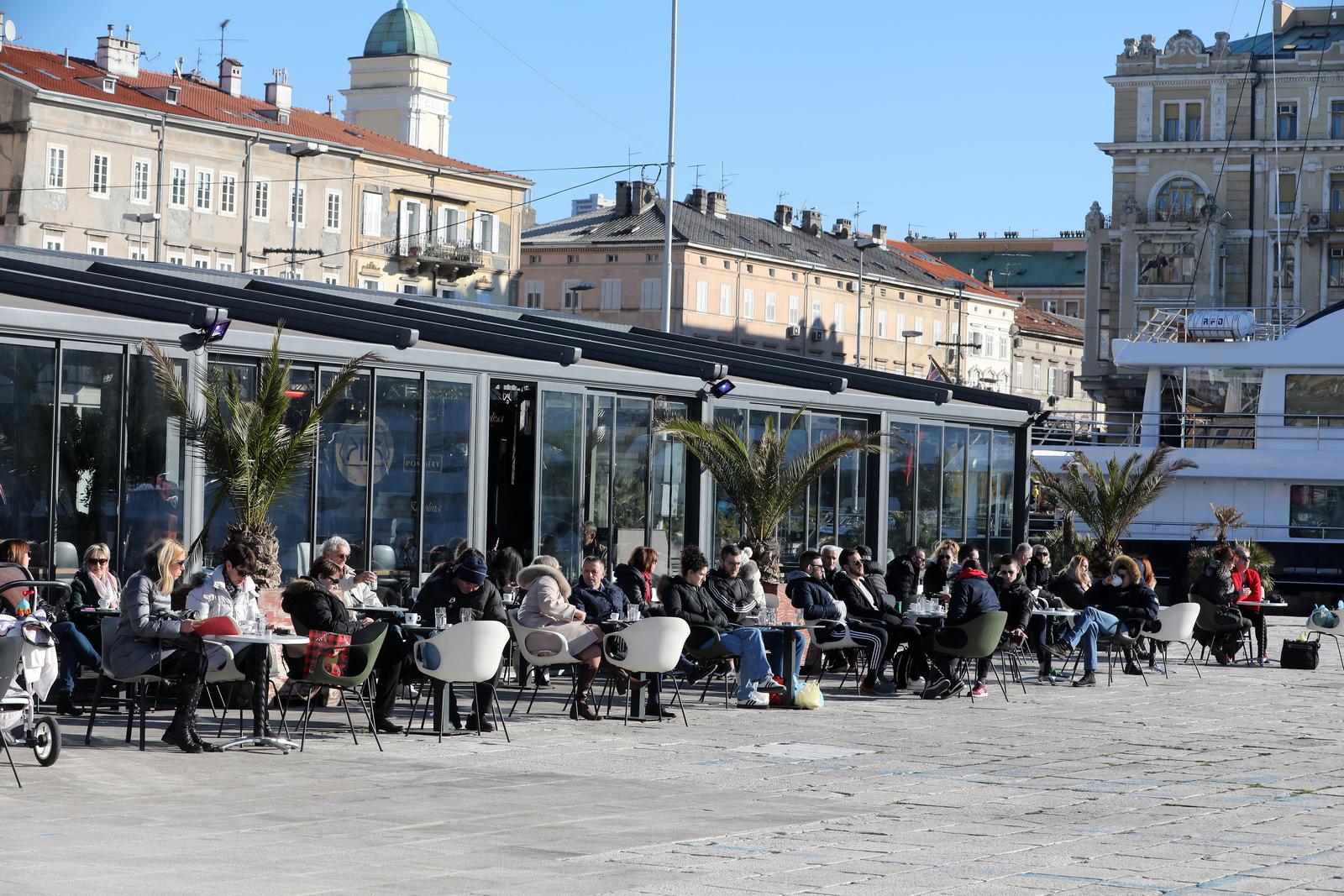 Riječani, nakon dana olujne bure, uživaju u zimskom sunčanom danu na terasama kafića