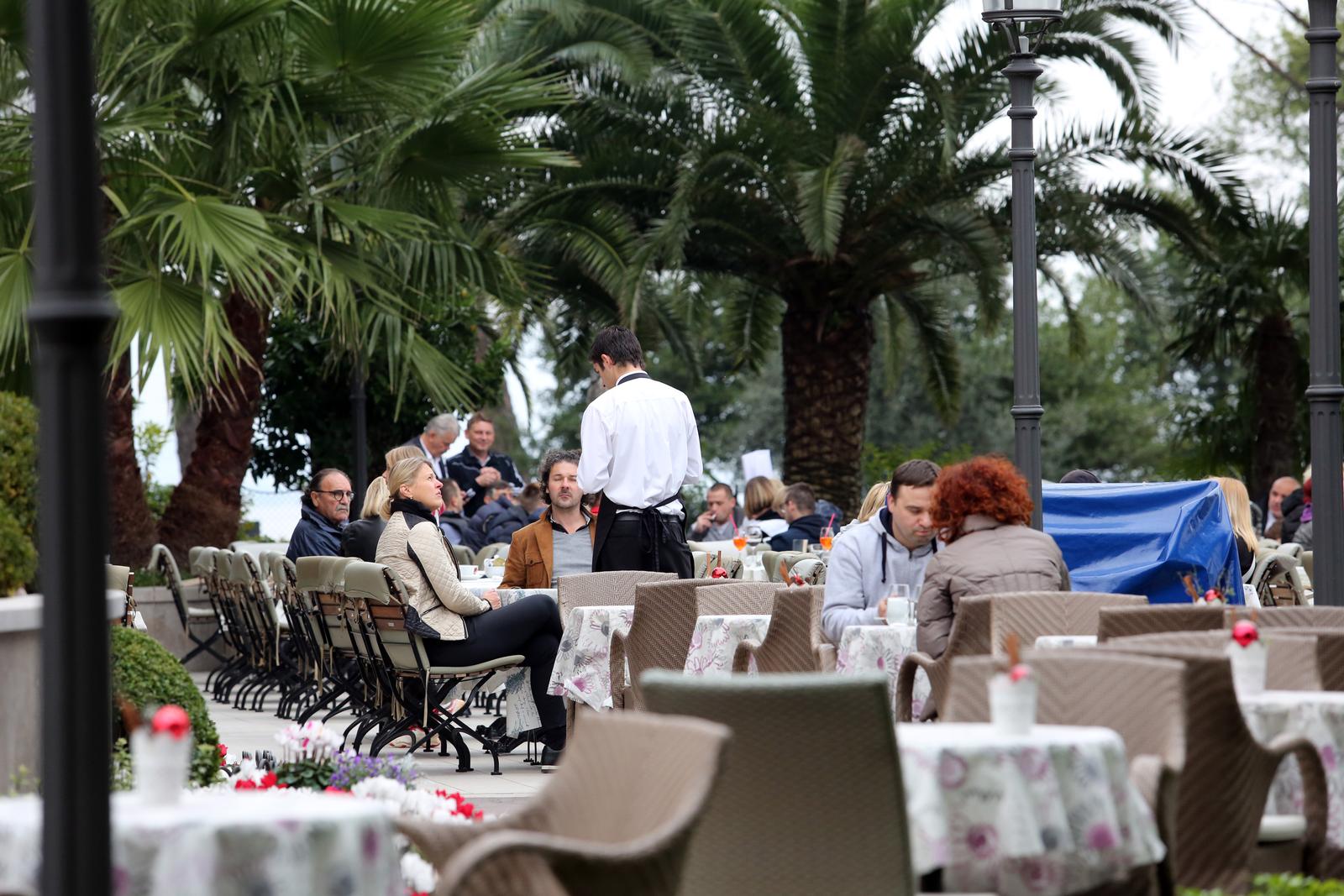 Opatija: Gosti na terasama hotela i u etnji Lungomarom