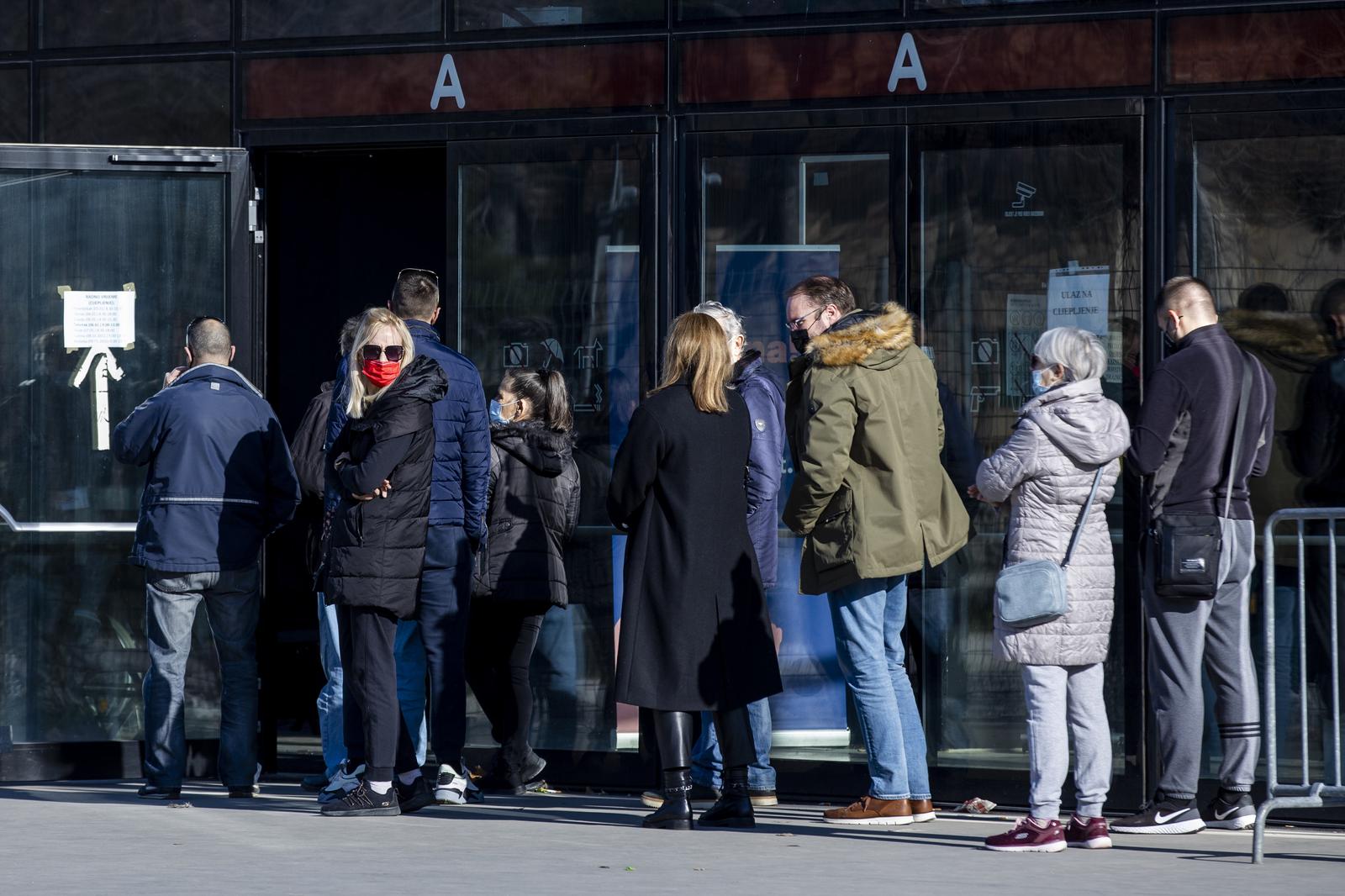 Split: Građani čekaju u redu ispred punkta za cijepljenje u Spaladium Areni