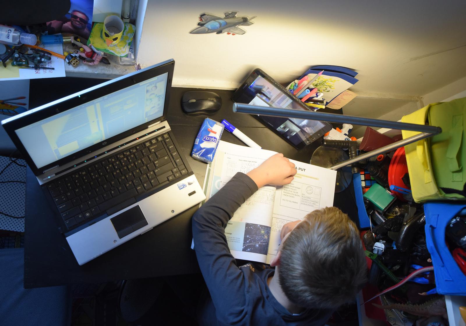 Za pulske učenike počela online nastava