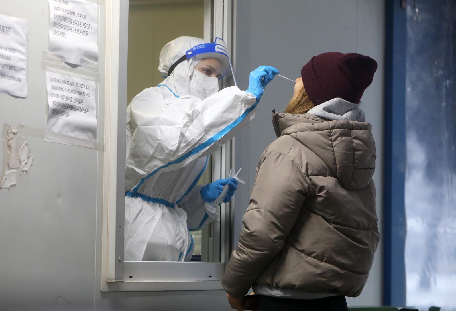 Velike gužve na drive-in testiranju tijekom snježnog jutra u Karlovcu