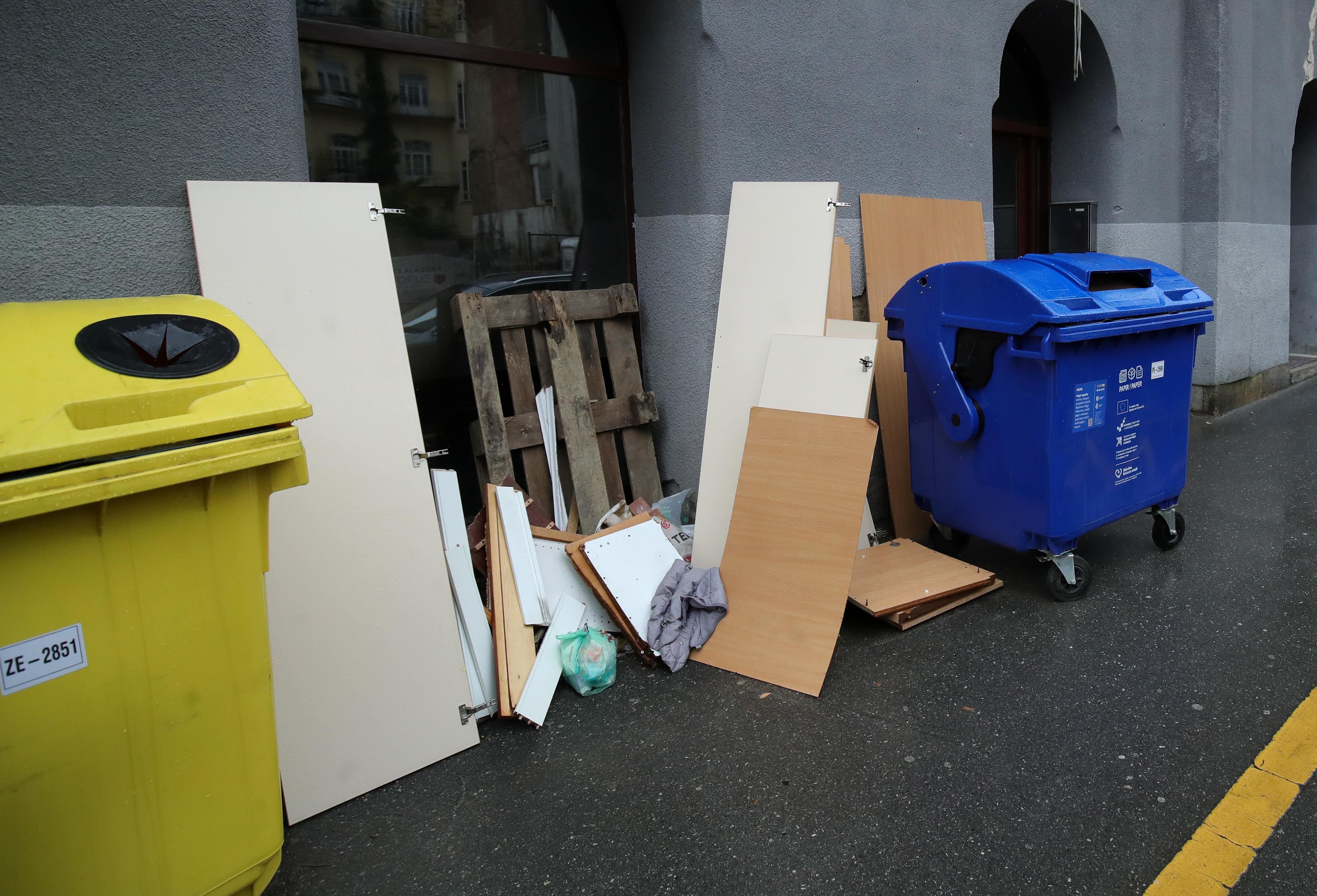 Glomazni otpad, smeće, gospodarenje otpadom, razdvajanje otpada, otpad