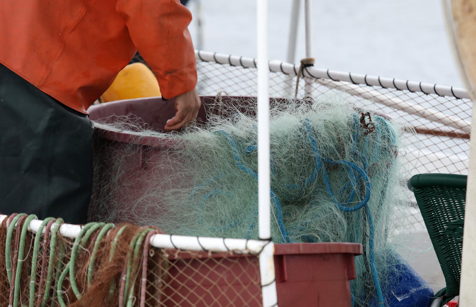 Zablaće: Ribar čisti i priprema mreže za sljedeći ribolov