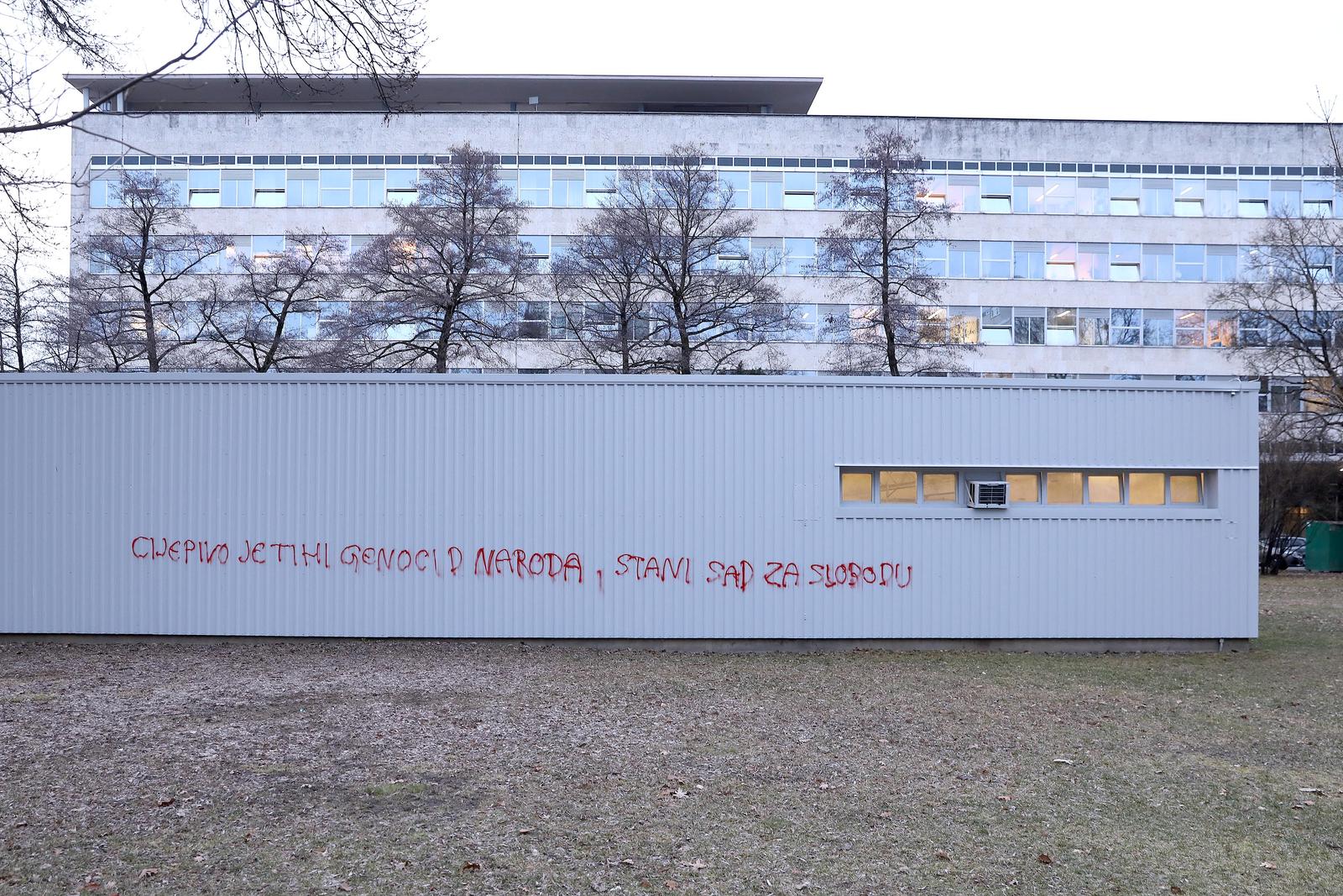 Zagreb: Antivakserski grafit na zgradi garaže Gradskog poglavastva