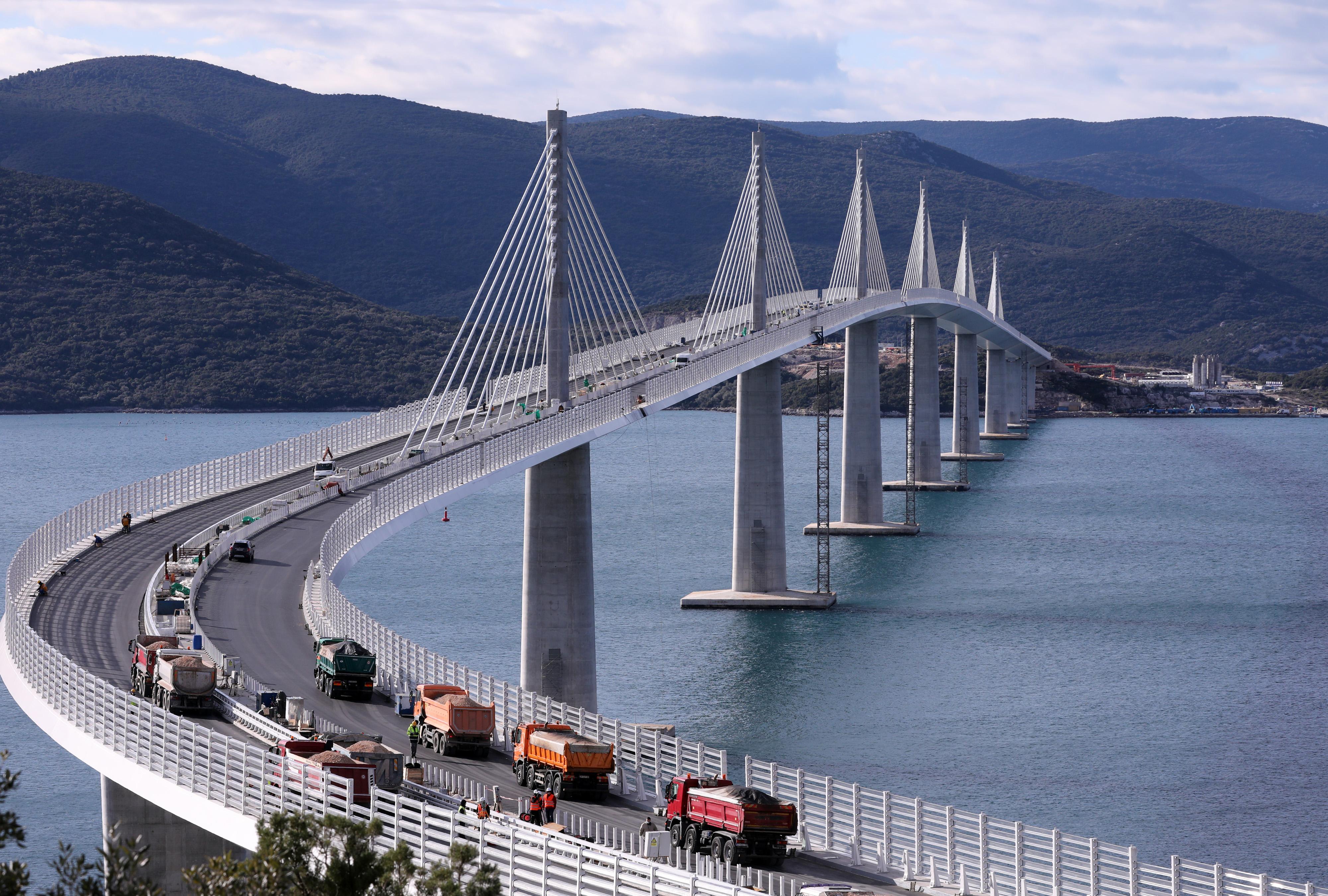 Nekoliko kamiona pod opterećenjem testira statiku Pelješkog mosta