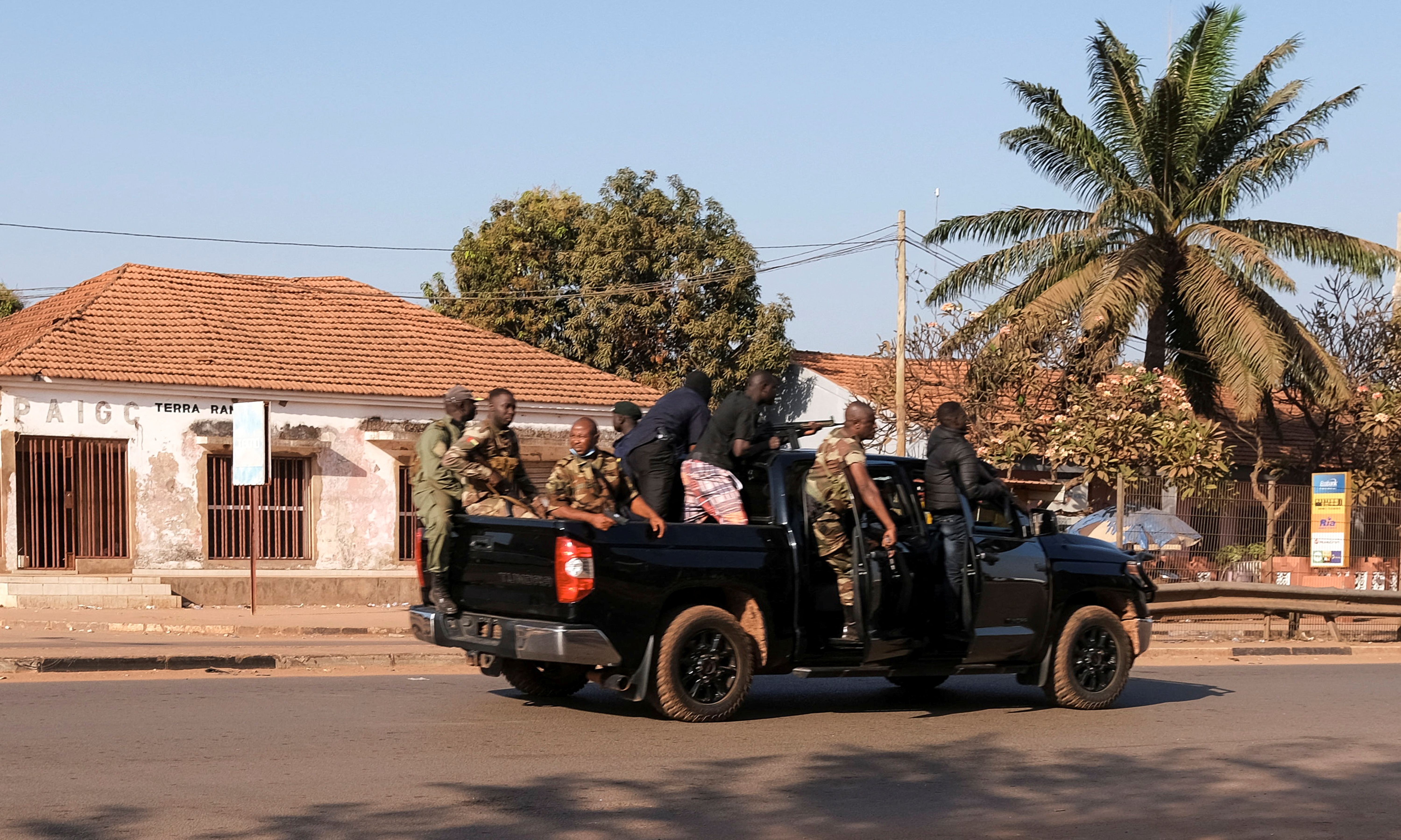 Gunfire around the presidential palace in Bissau