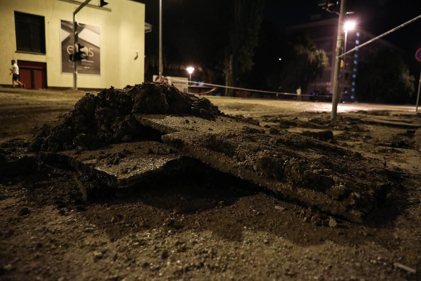 Zagreb: Križanje Selske i Baštijanove gdje je rano jutros došlo do puknuća cijevi za vodu