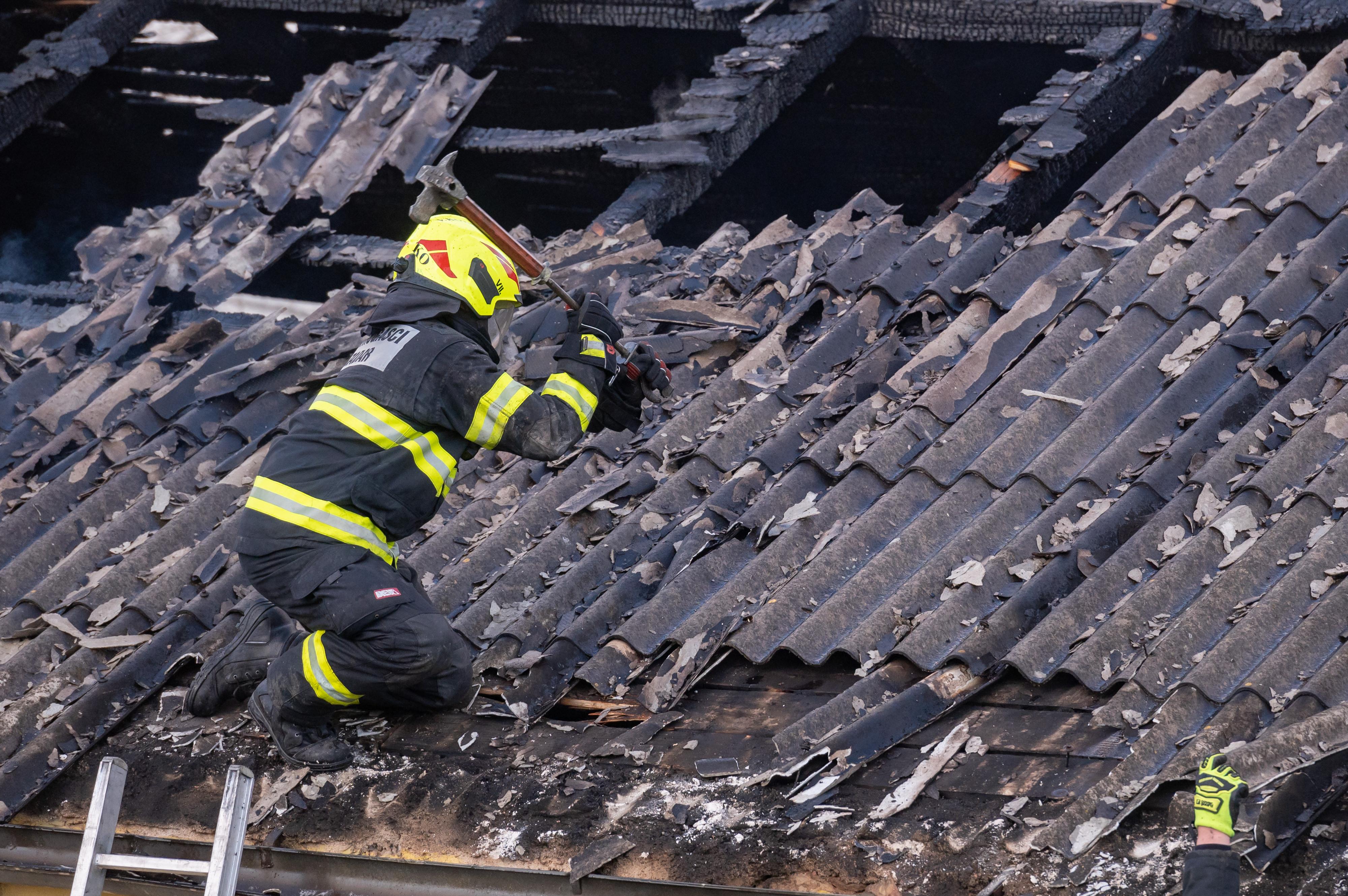 Zadar: Vatrogasci ugasili veliki požar koji je izbio u jednoj od garaža u zgradi koju je nekada koristio HAK