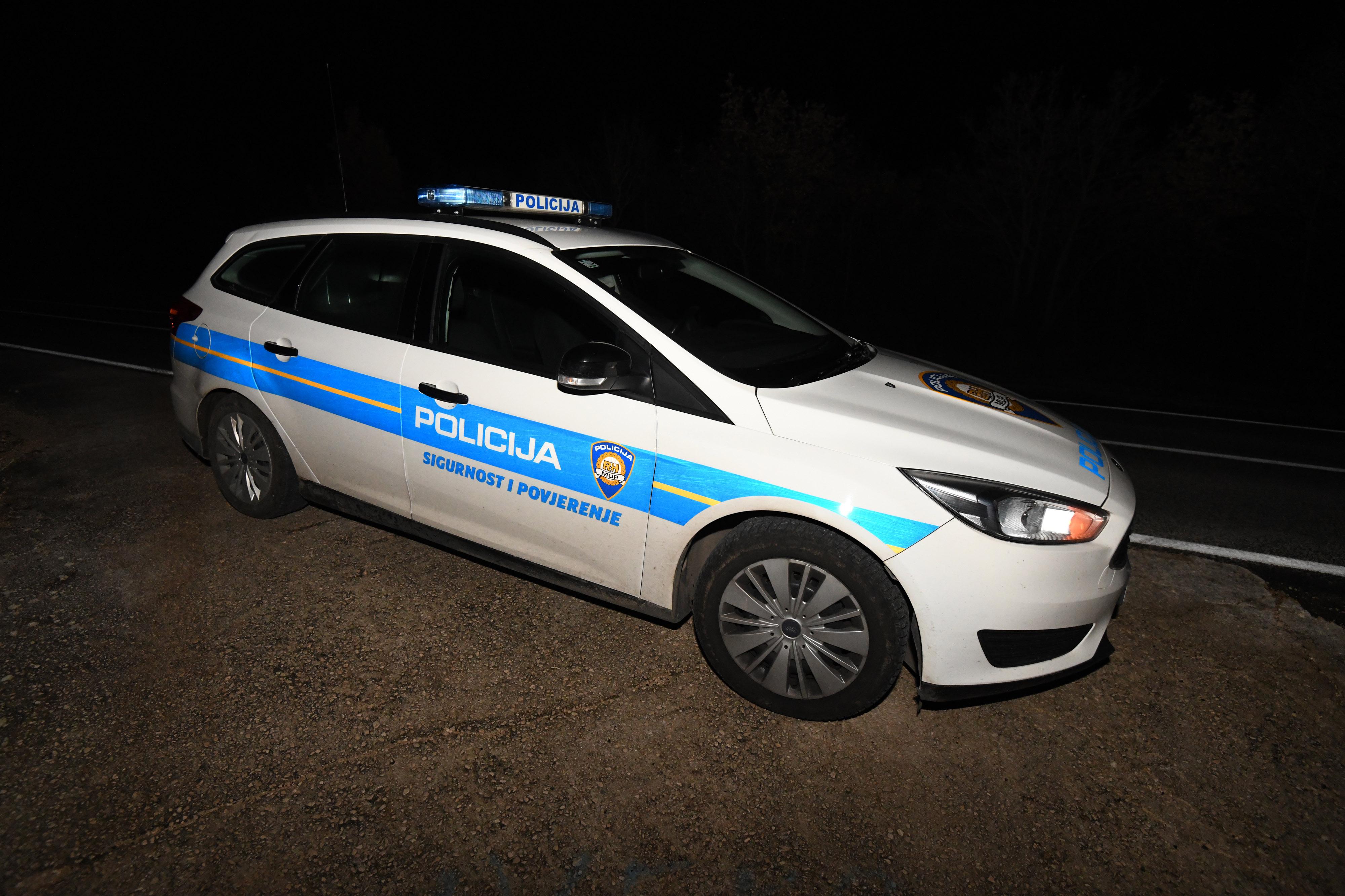policija, policijski auto, policija noćna