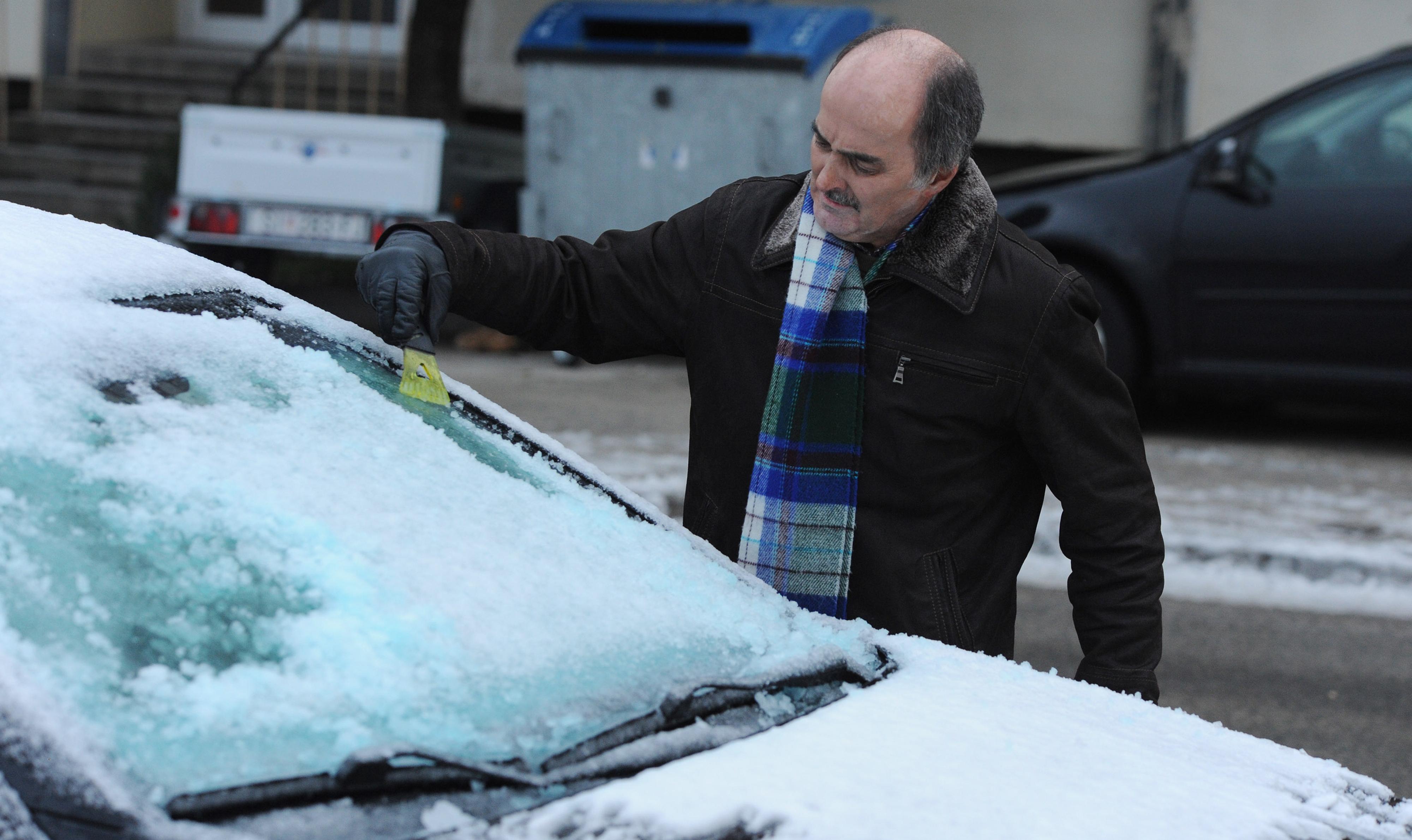 ibenik: Niske temperature, snijeg i  led iznenadili su jutros gra?ane