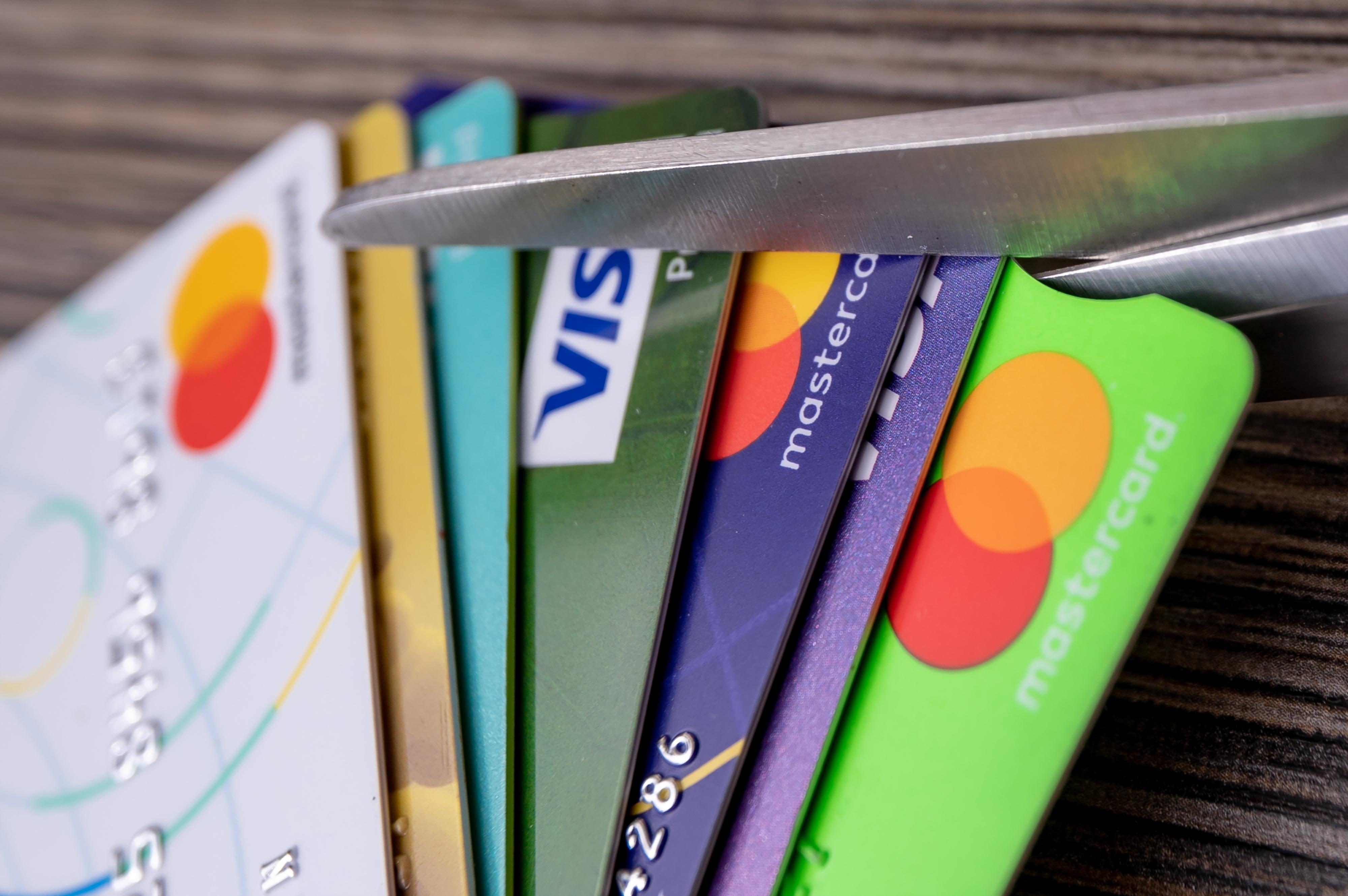 banka, kredit, dužničko ropstvo, dug, dug građana, kartice, minus na računu, blokirani građani, troškovi,