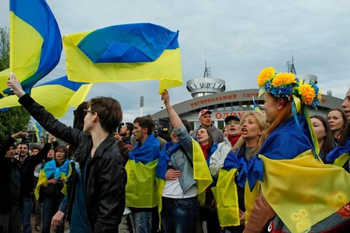 Donetsk, Ukraine. 28th Apr, 2014. A large part of the Ukranian population of Donetsk has gathered today to rally in favor of an european Ukraine and against the russian occupation.  The parade started in front all'Olimpisky Stadium, a few minutes after st