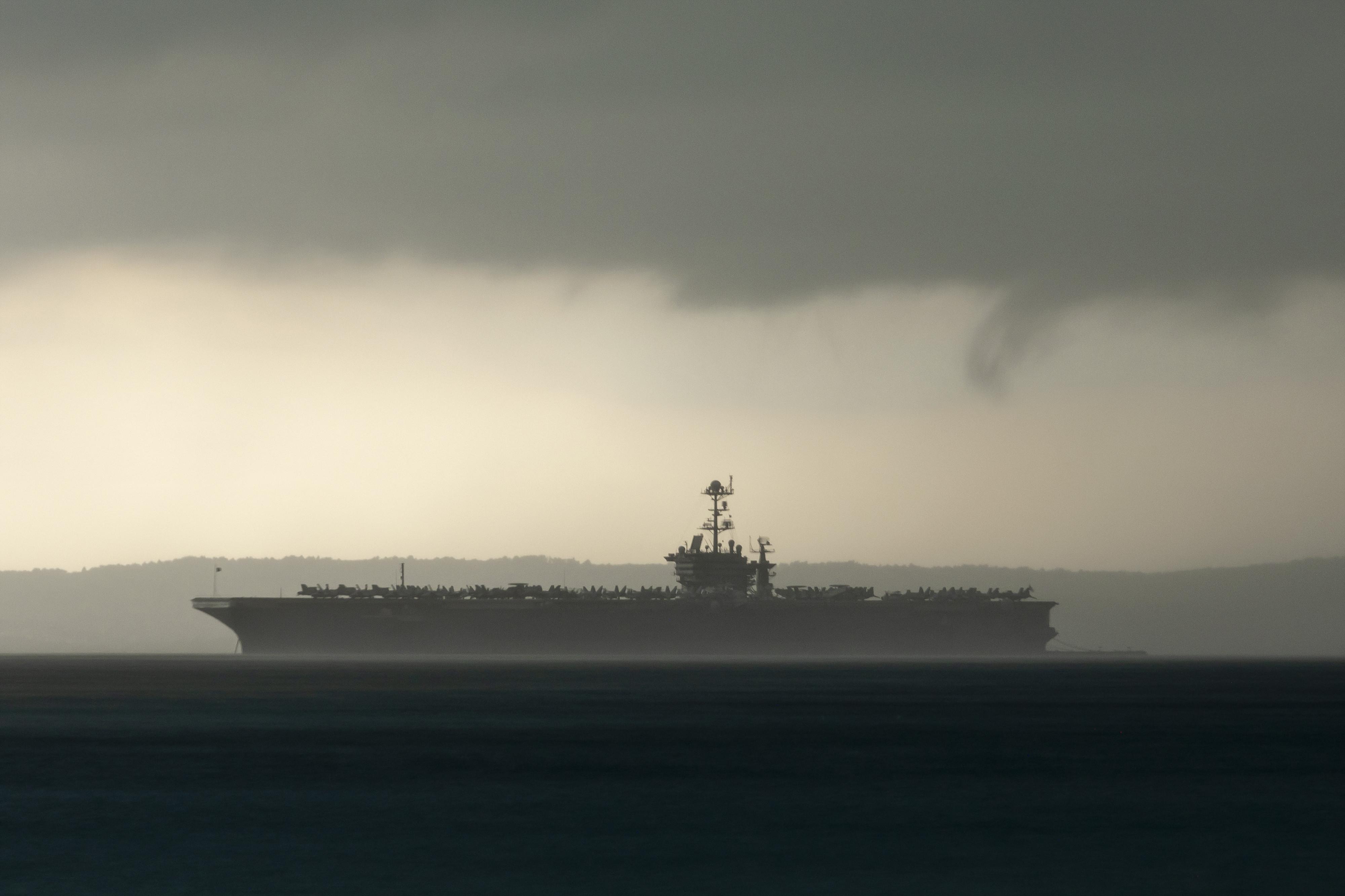 Američki nosač zrakoplova USS Harry S. Truman u grmljavinskom nevremenu