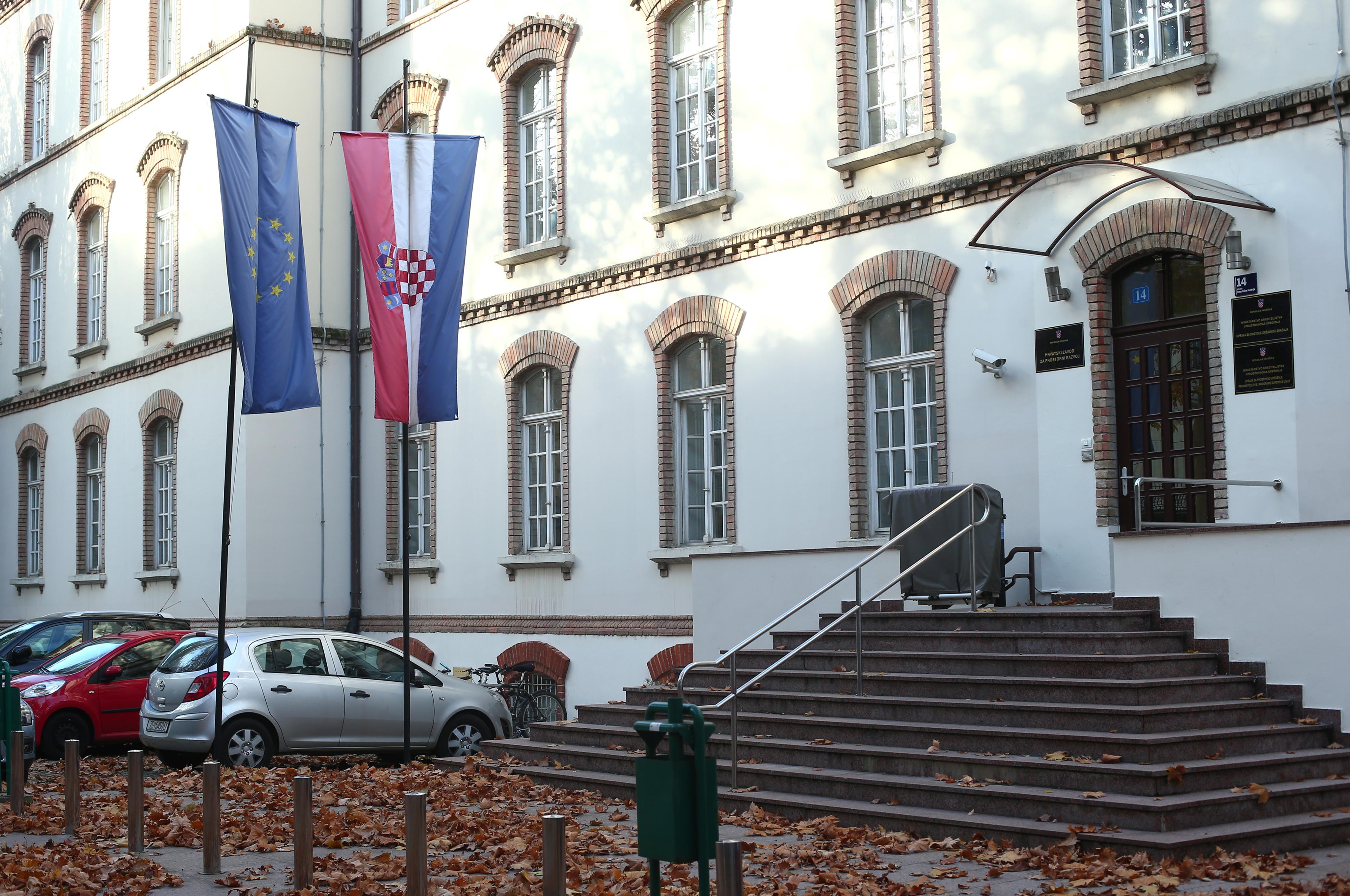 Zagreb: Zastave na pola koplja povodom dana alosti zbog teroristi?kog napada na Pariz