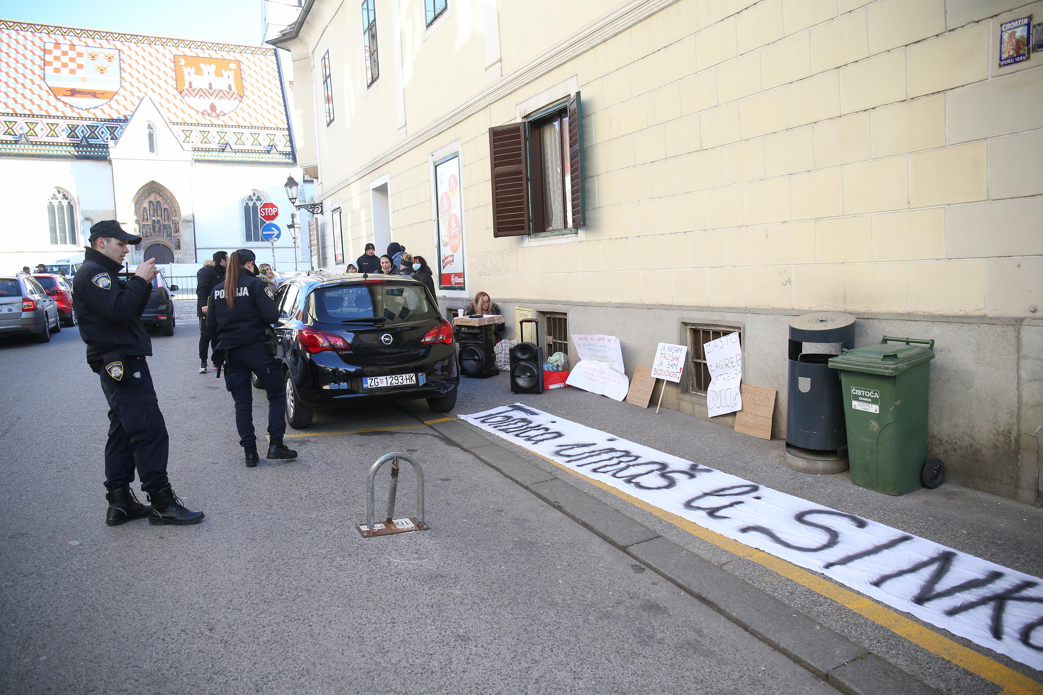 Prosvjed roditelja odgajatelja ispred Skupštine Grada Zagreba