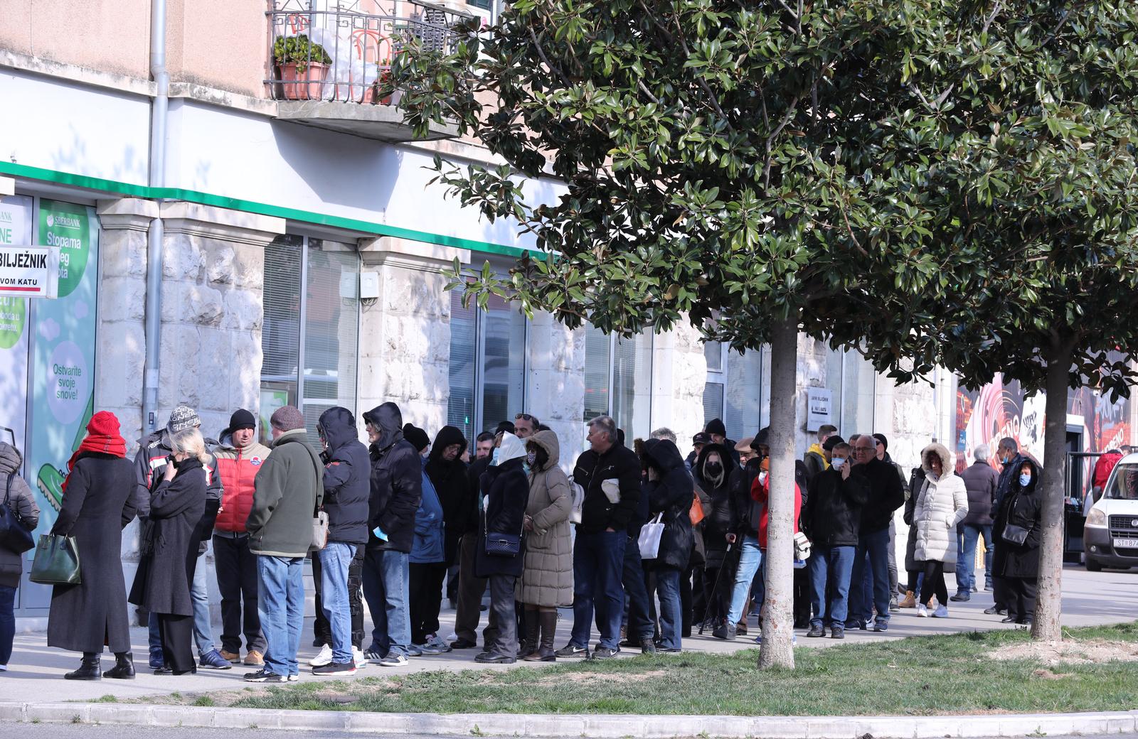 HNB proglasio dvodnevni moratorij na Sberbanku, klijenti dnevno mogu raspolagati s 7280 kuna