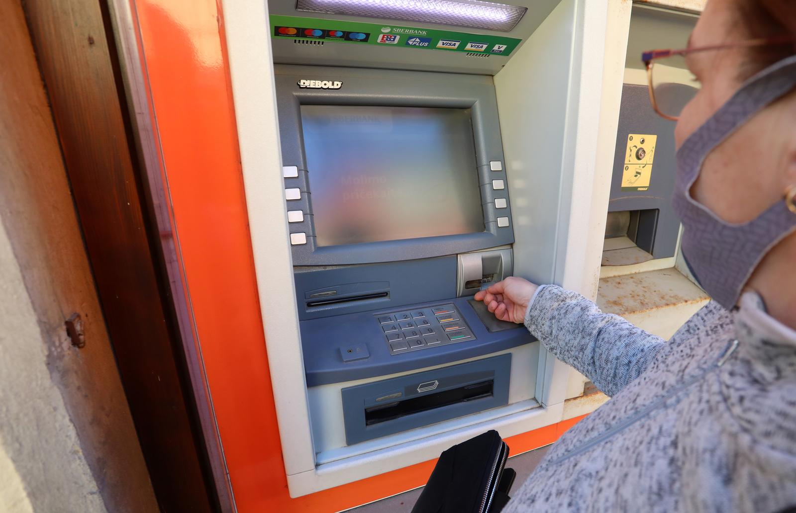 HNB proglasio dvodnevni moratorij na Sberbanku, klijenti dnevno mogu raspolagati s 7280 kuna