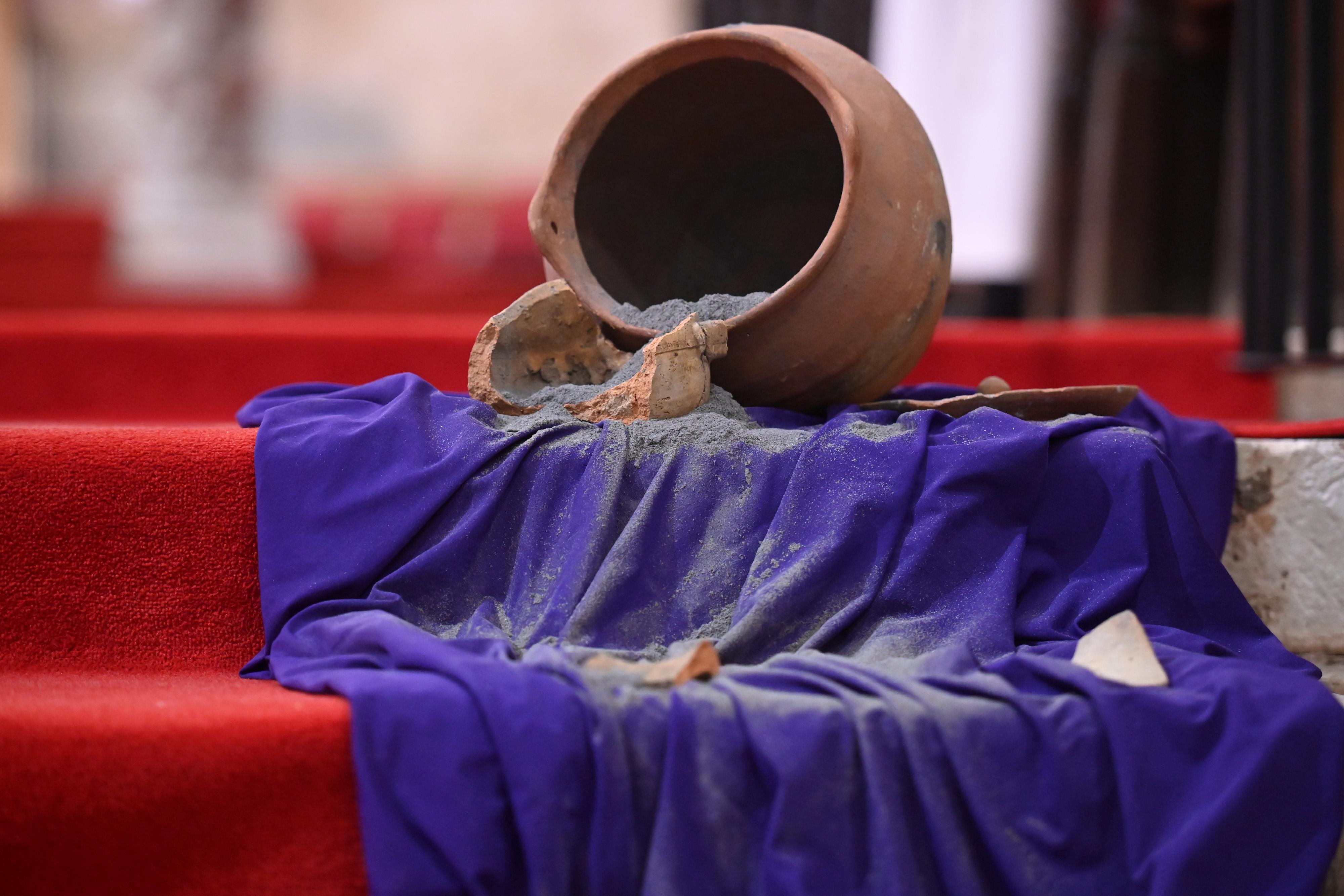 Zadar: Josip Lenkić predvodio obred pepeljenja u katedrali svete Štosije