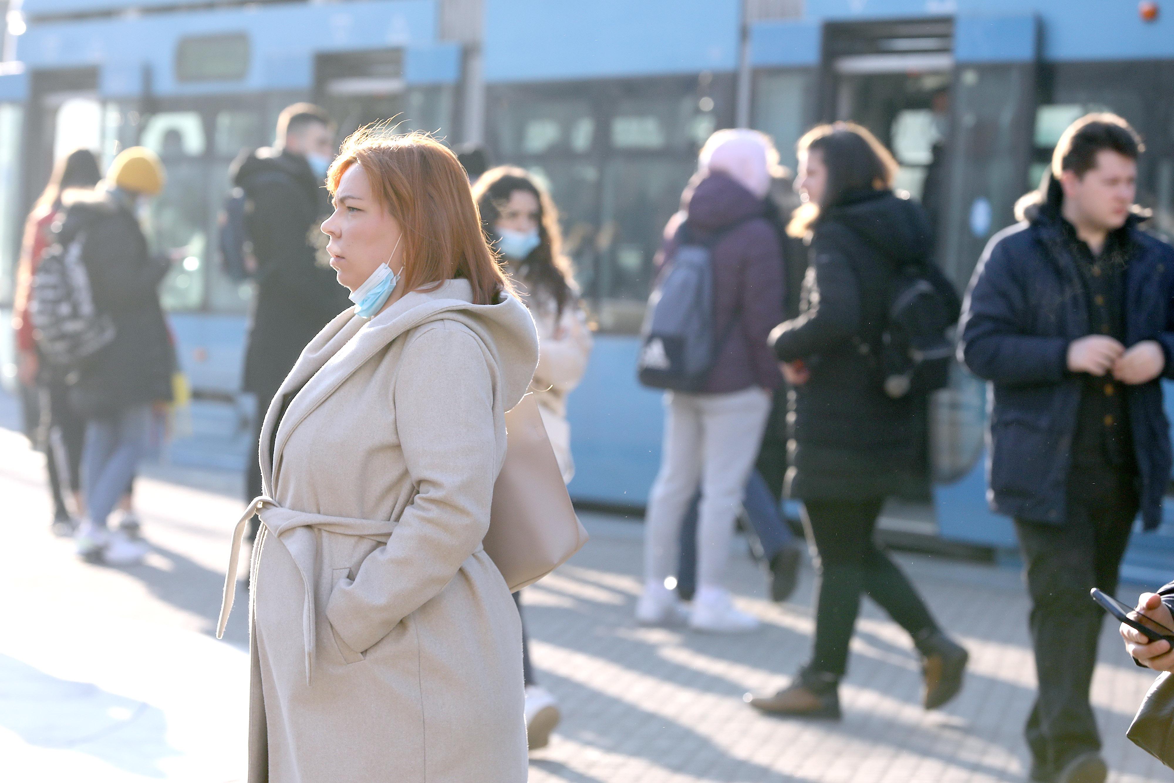 Sunčano i hladno jutro dočekalo je Zagrepčane pri odlasku na posao