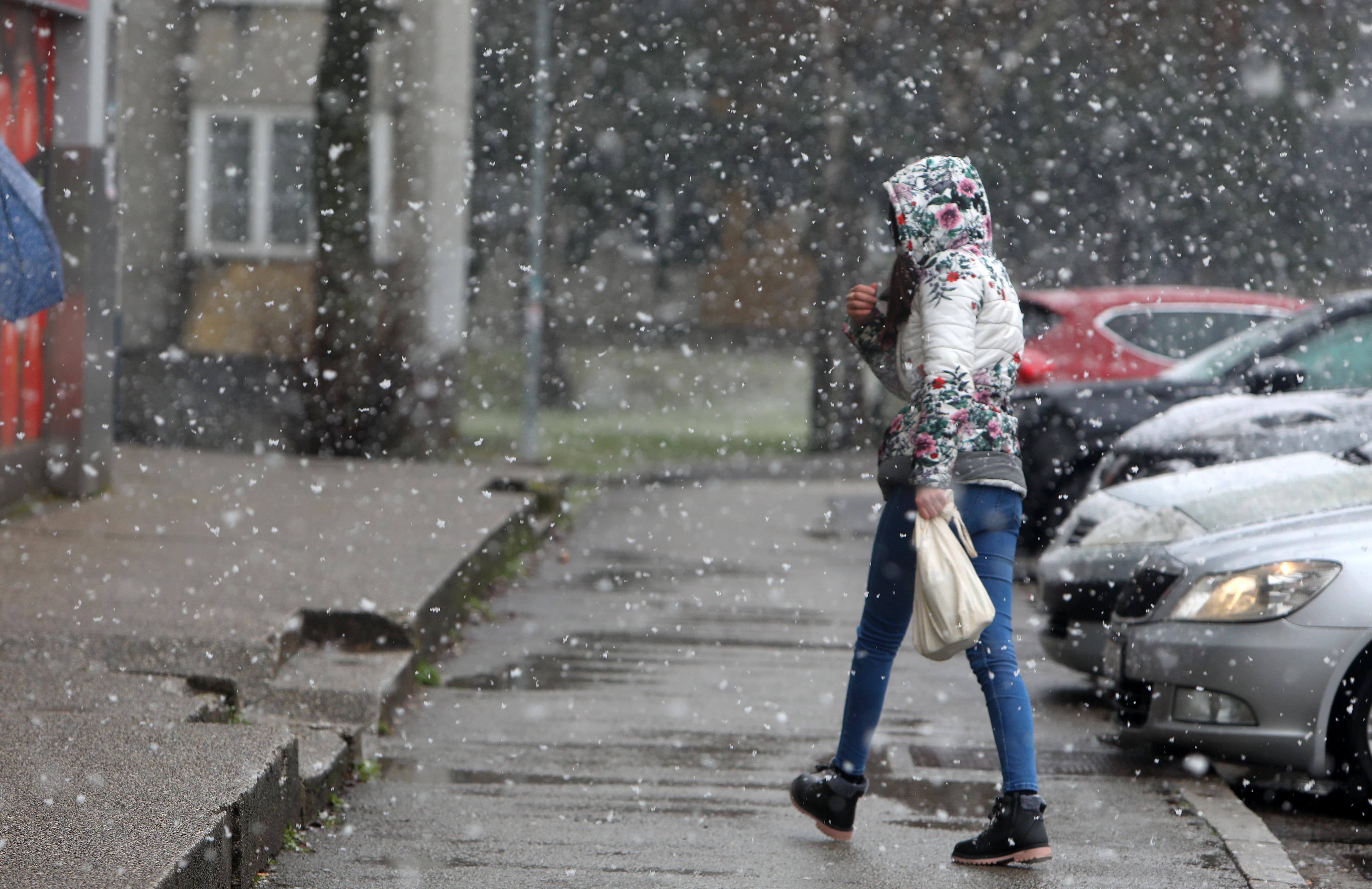 Karlovac: U prijepodnevnim satima počeo padati gusti snijeg